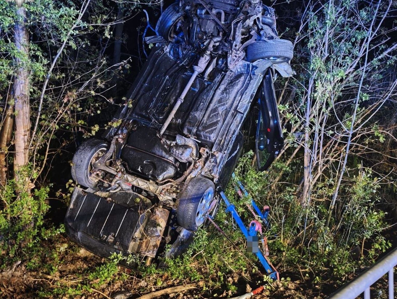 Gm. Siennica Różana. Fatalny finał podróży Alfa Romeo. Samochód uderzył w drzewo, kierowcę zabrał śmigłowiec