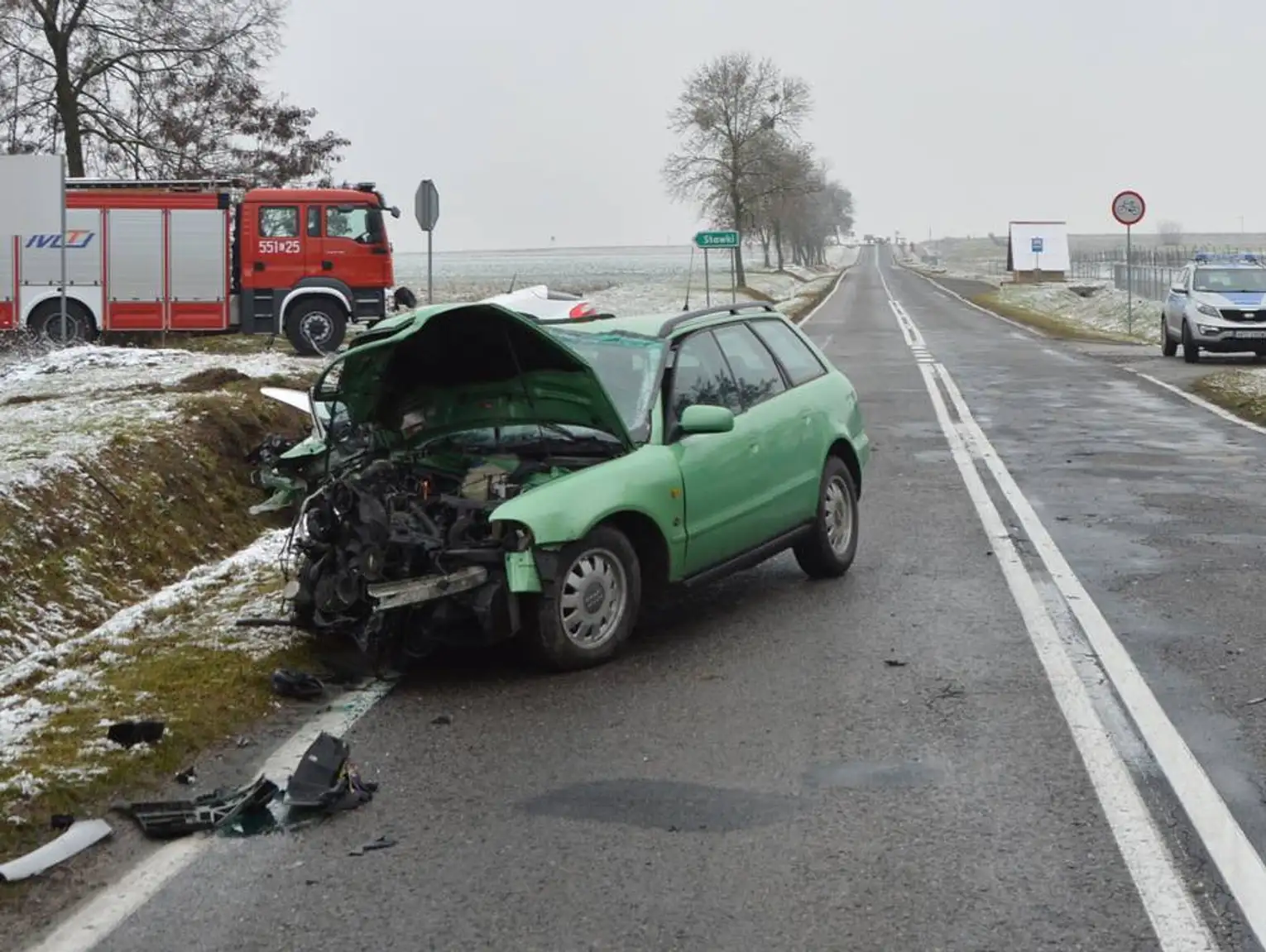 Gm. Włodawa. Zderzenie dwóch aut w Stawkach. Kierowca zabrany do szpitala