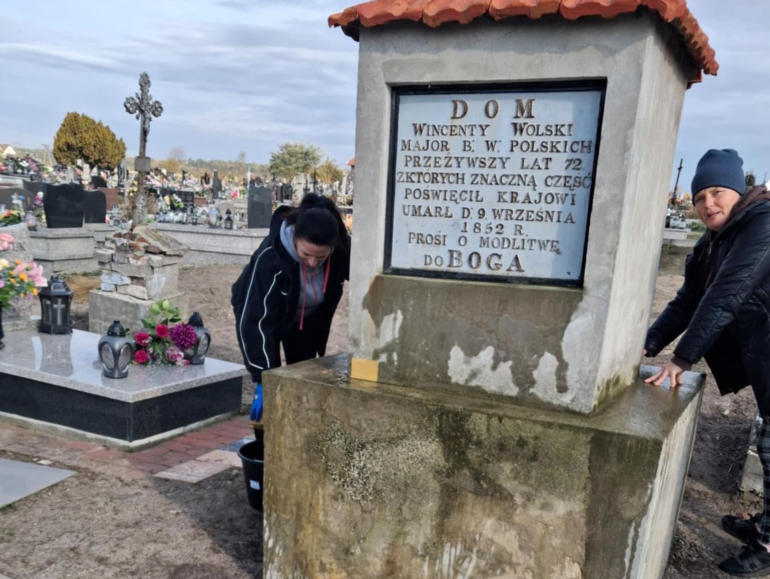 Gm. Wojsławice. 12 wolontariuszy, 14 zabytkowych grobów. To była dobra akcja porządkowania cmentarza