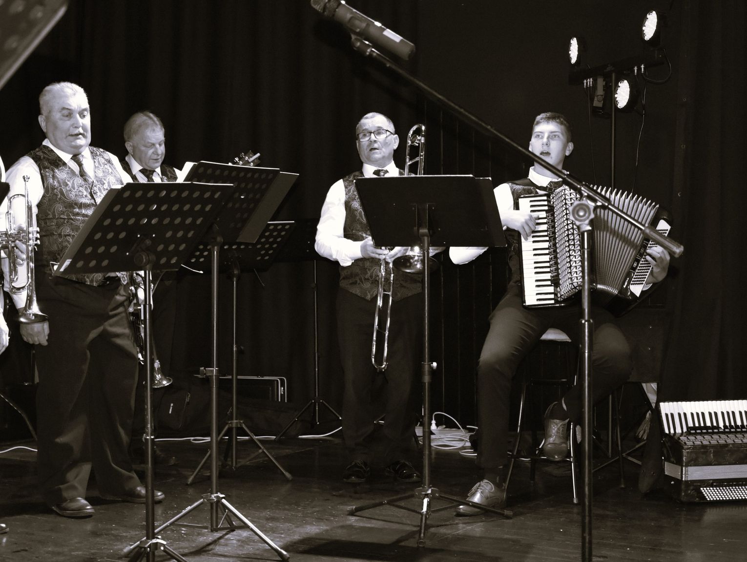 Gm. Wojsławice. Są muzycznie młodzi, ale budują na fundamencie tradycji. Społeczność gminy świętowała 10. urodziny Czerwonej Jarzębiny