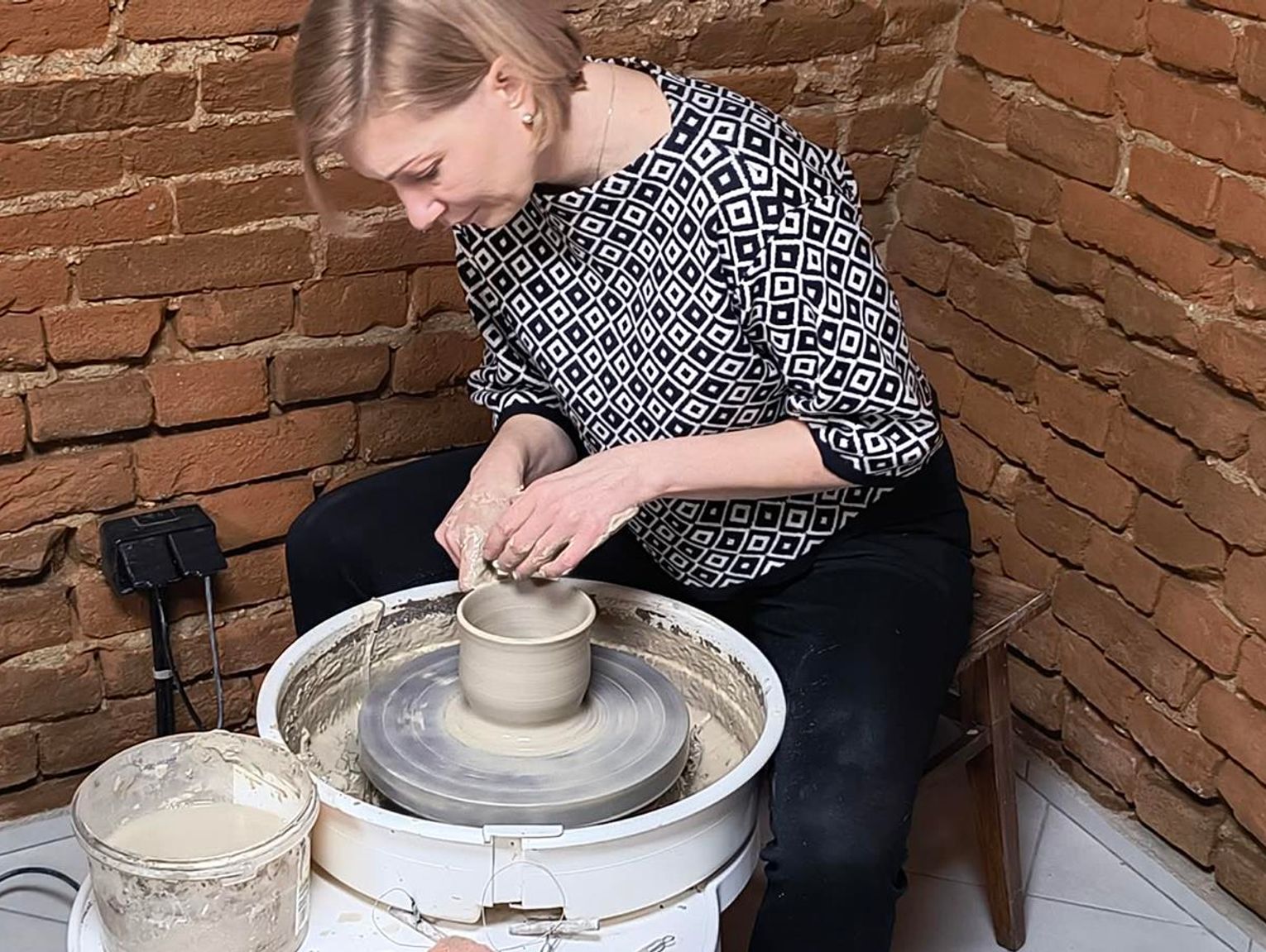 Gm. Wojsławice. Tam, gdzie dłoń dotyka gliny. Niezwykła piwnica Sylwii Jasiuk.