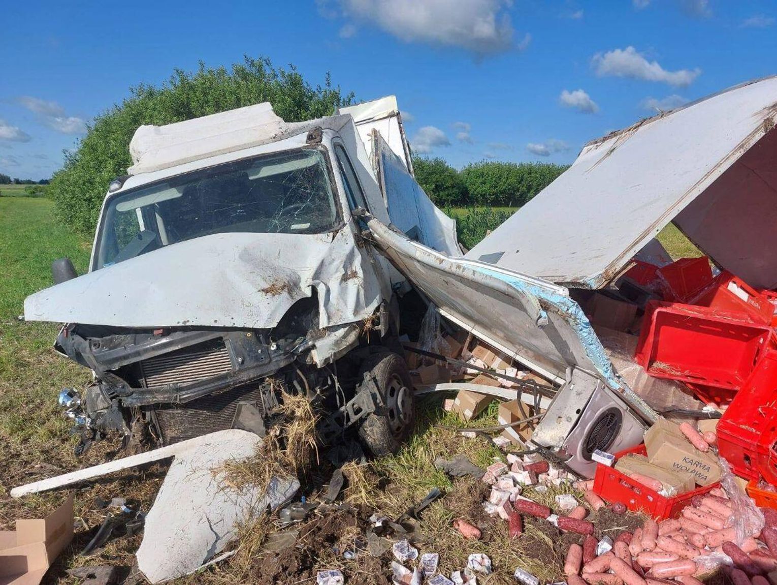 27-latek prawdopodobnie zasnął za kierownicą. Z ciężarówki nic nie zostało [ZDJĘCIA]