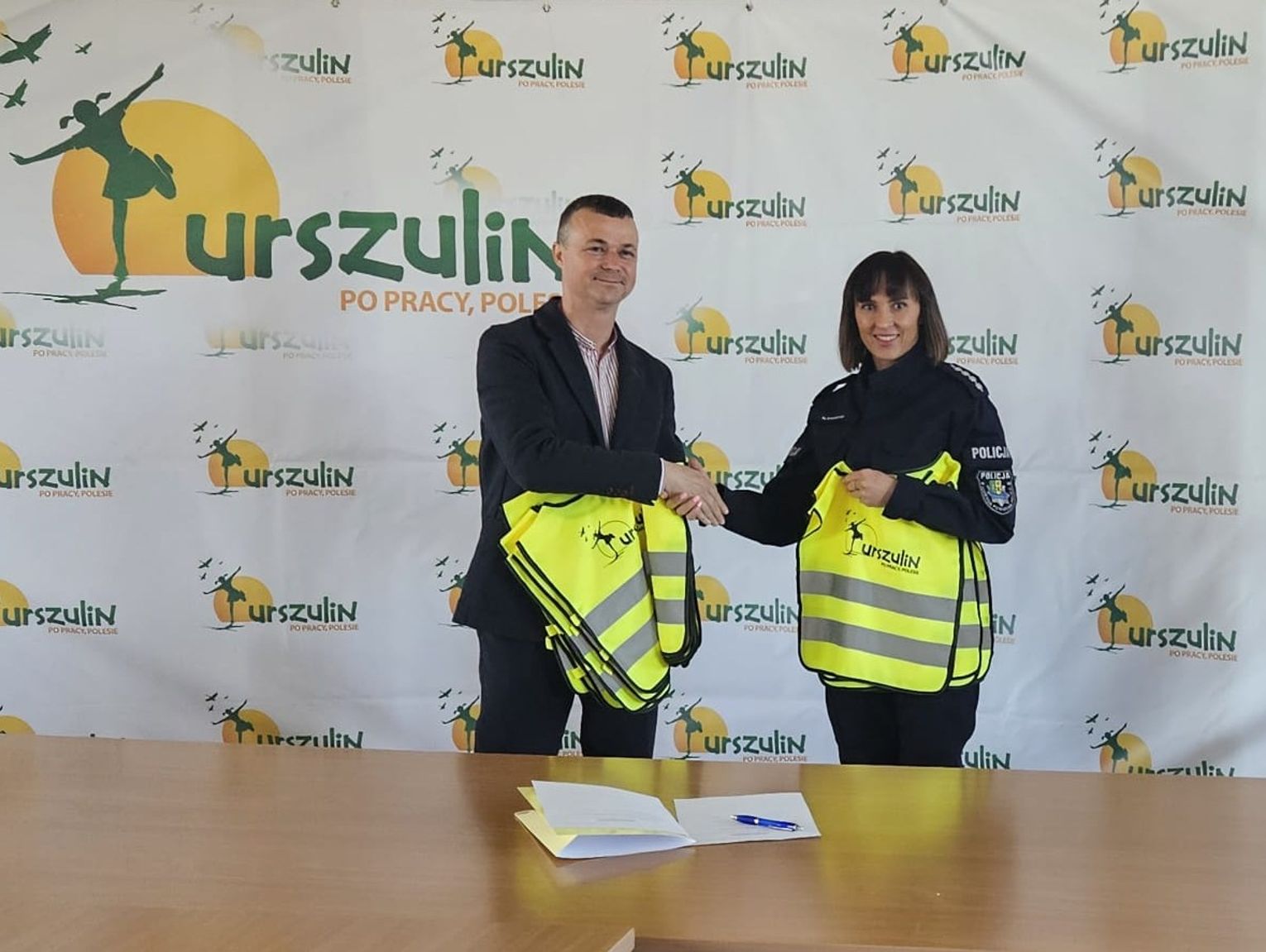 Gmina Urszulin inwestuje w bezpieczeństwo. Policjanci rozdają odblaskowe kamizelki