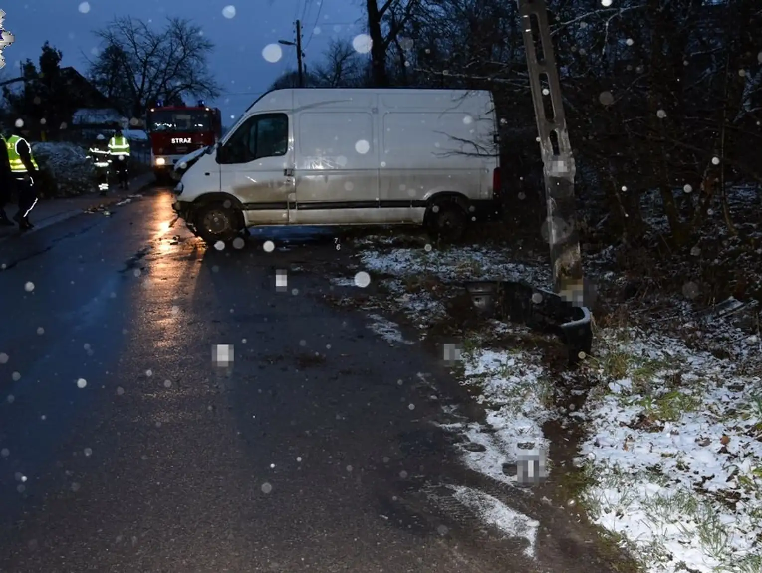 53-latek wjechał w słup energetyczny. Auto wpadło w poślizg