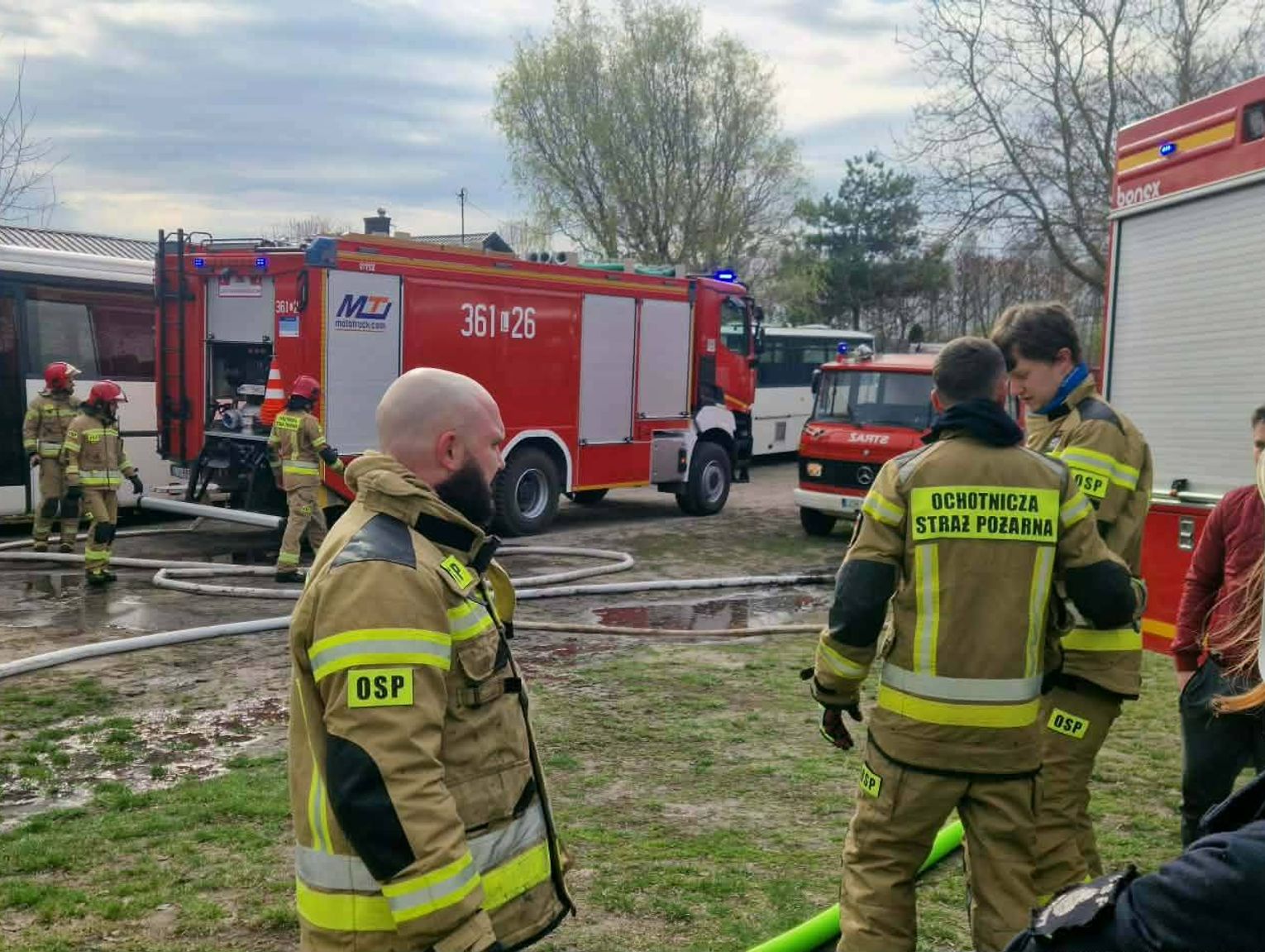 Groźny pożar w gminie Dorohusk. Płonęła hala i sześć pojazdów [ZDJĘCIA]