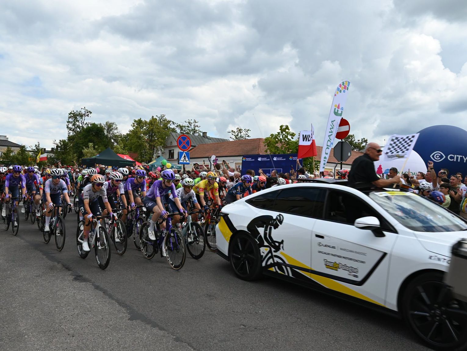 Historyczny dzień dla ziemi włodawskiej. Światowy peleton startował we Włodawie [GALERIA ZDJĘĆ]