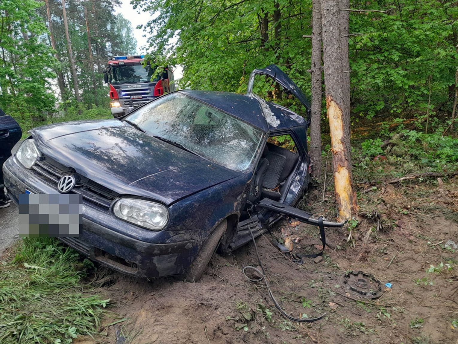 Kierujący volkswagenem uderzył w drzewo. Z auta wydostali go druhowie OSP