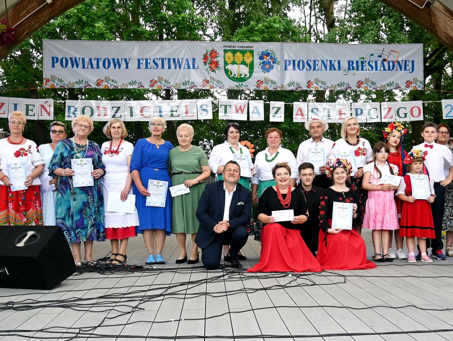 III Powiatowy Festiwal Piosenki Biesiadnej i Święto Rodzin Zastępczych w Nowinach [ZDJĘCIA + FILM]