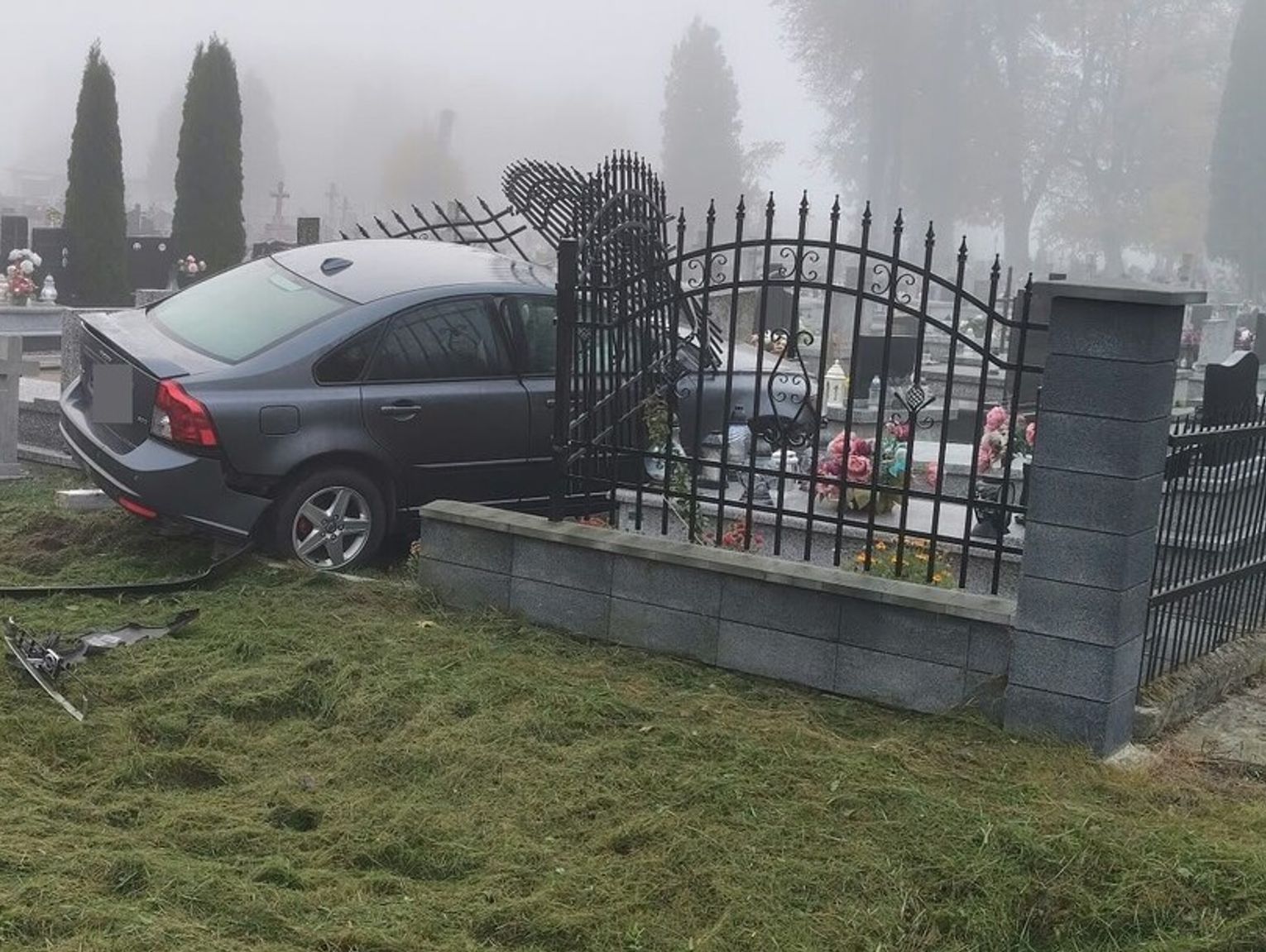 Kierowca Volvo wjechał w ogrodzenie cmentarza w Uhrusku i uszkodził nagrobki