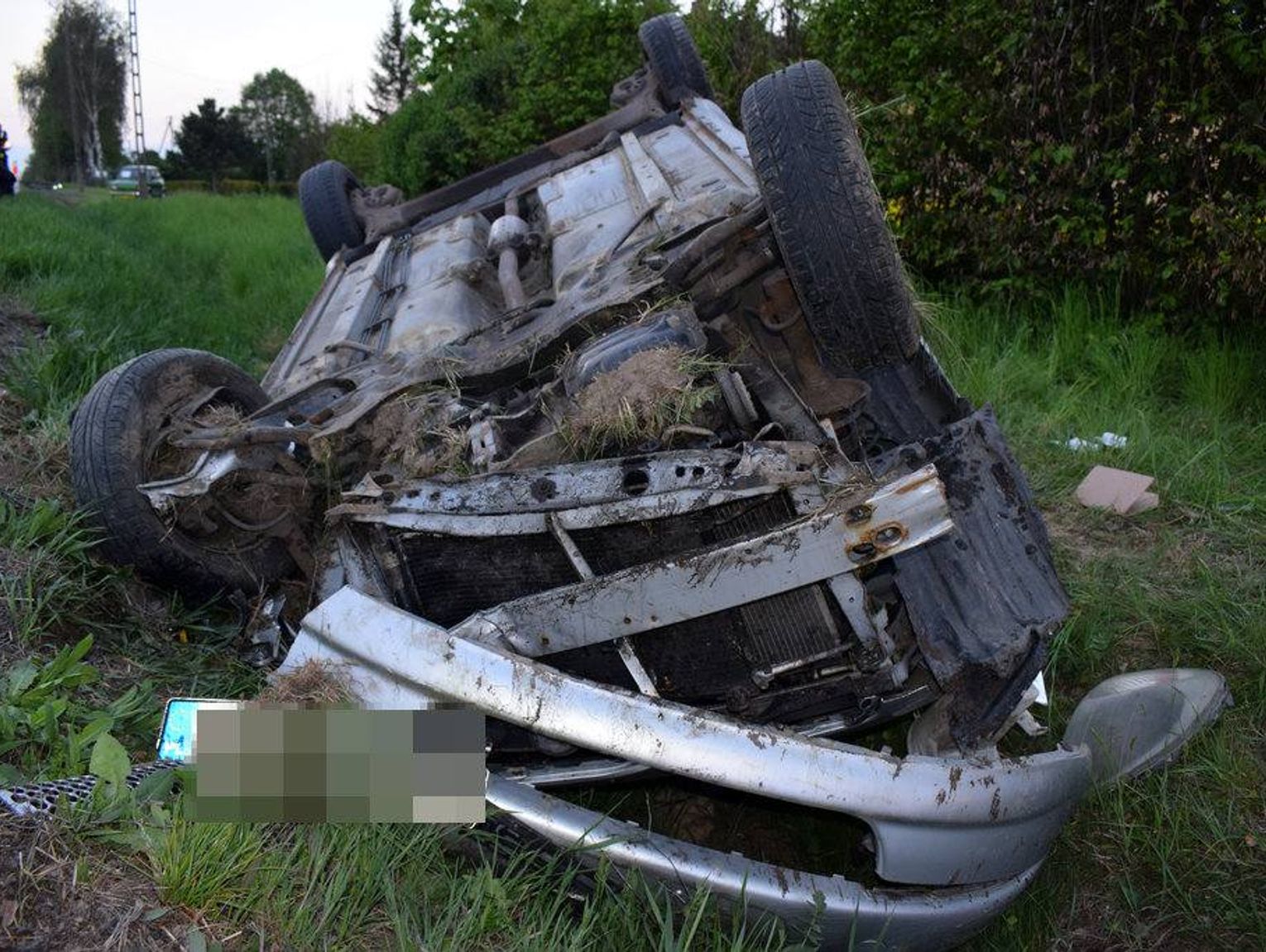 Kierujący toyotą dachował. Świadkami wypadku byli policjanci, pierwsi ruszyli na ratunek [ZDJĘCIA]