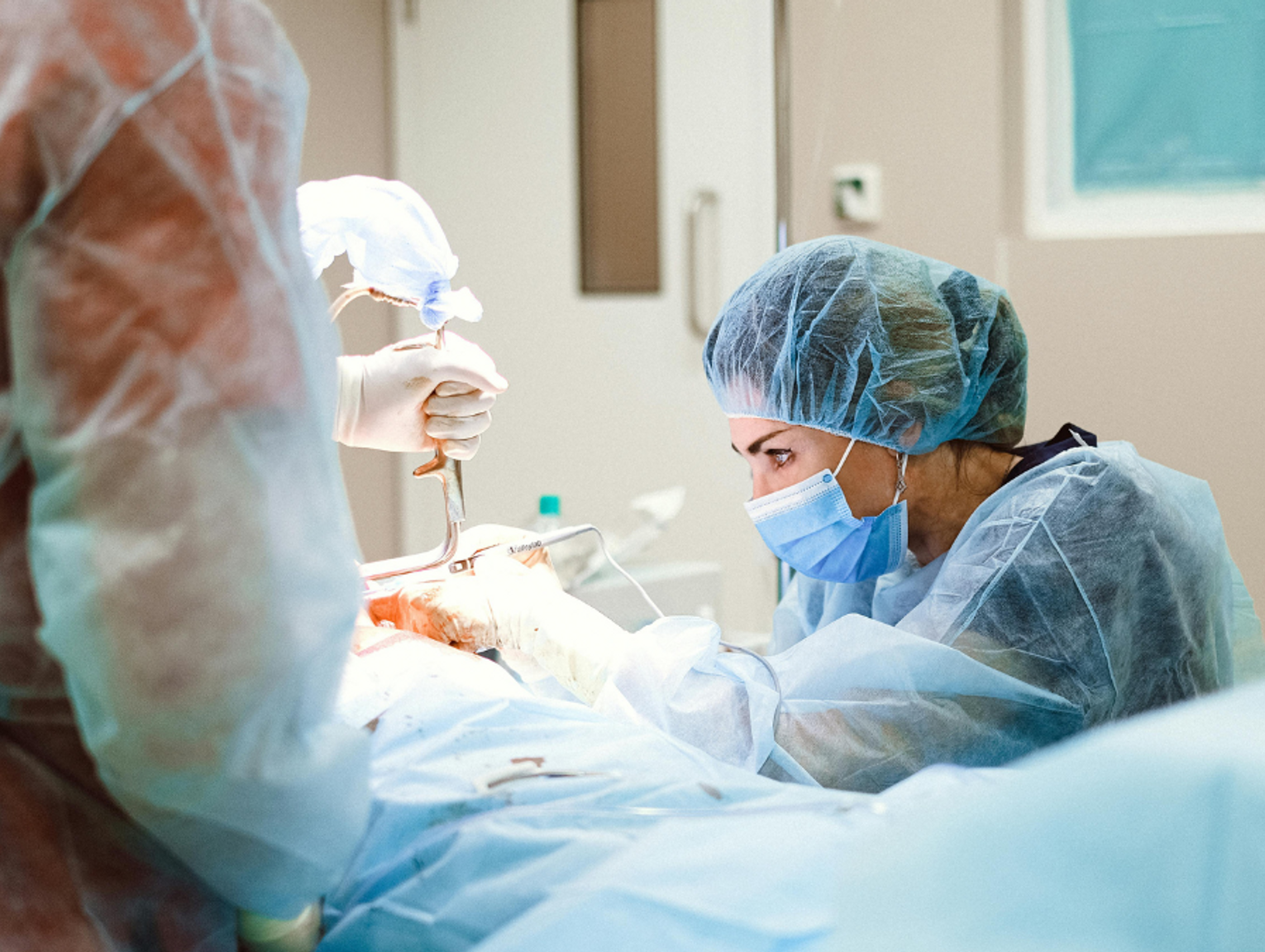 Kobiety powinny być chirurgami? Chirurżki nie kryją oburzenia, a sieć gotuje się od komentarzy