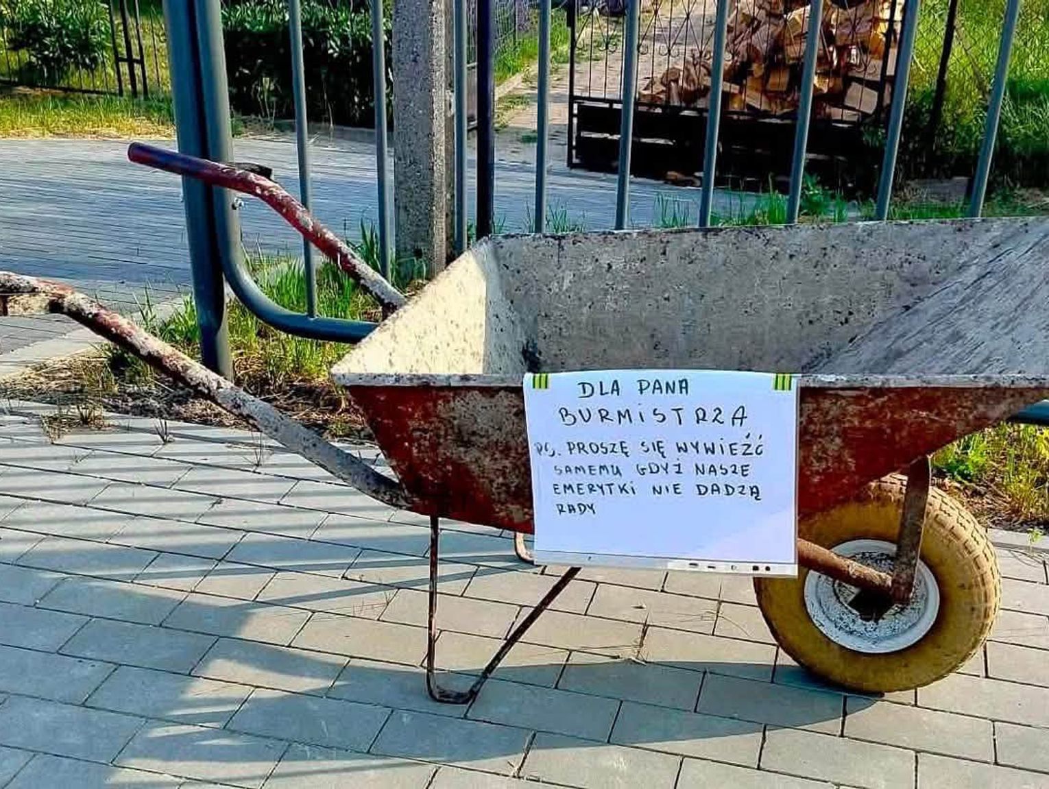 Krasnystaw. Taczka na ulicy, „szubienica” we wpisie burmistrza. Gorąca atmosfera wokół inwestycji na ul. Kaczej