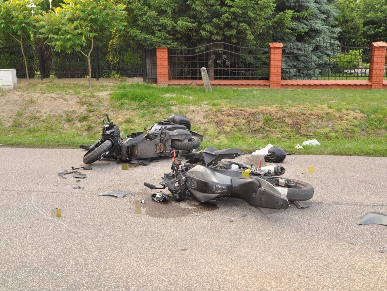 Krasnystaw. Dwa motory roztrzaskane. Dwóch 17-latków zabrano do szpitala [ZDJĘCIA]