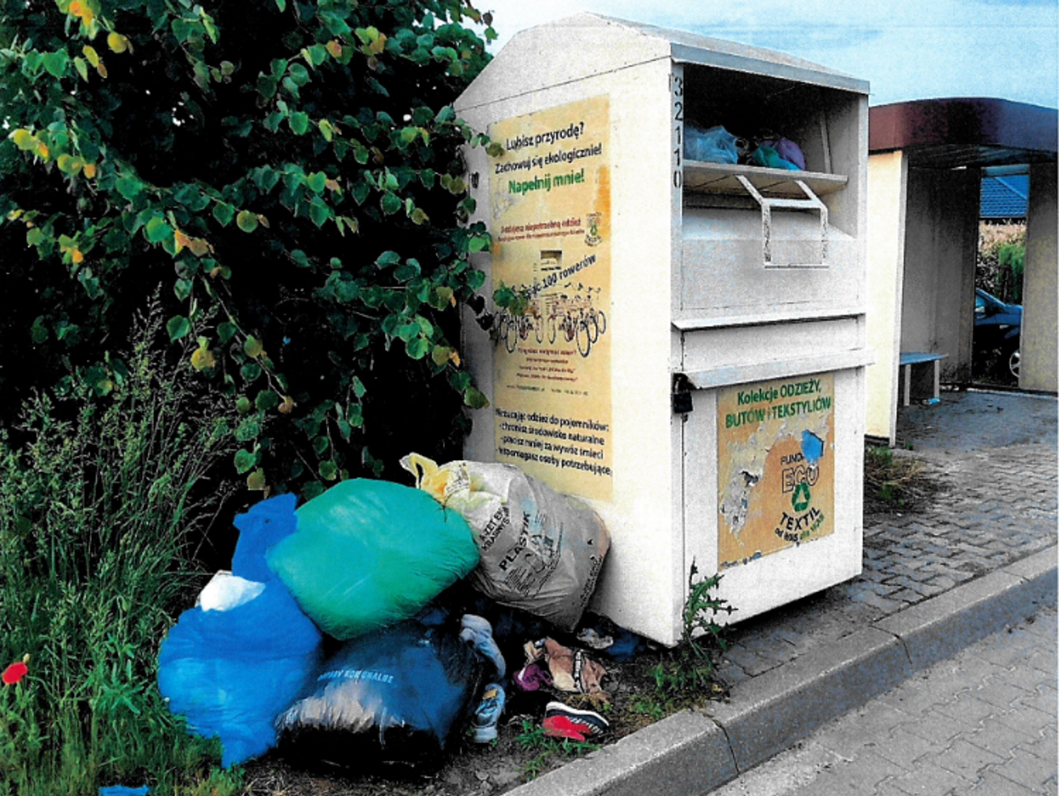 Krasnystaw. Góry ubrań przy kontenerach. Coś trzeba z tym zrobić!