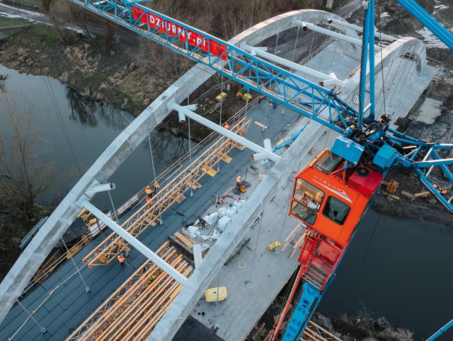 Krasnystaw. Od fundamentów po stalowe łuki – rok intensywnej budowy mostu [GALERIA ZDJĘĆ]