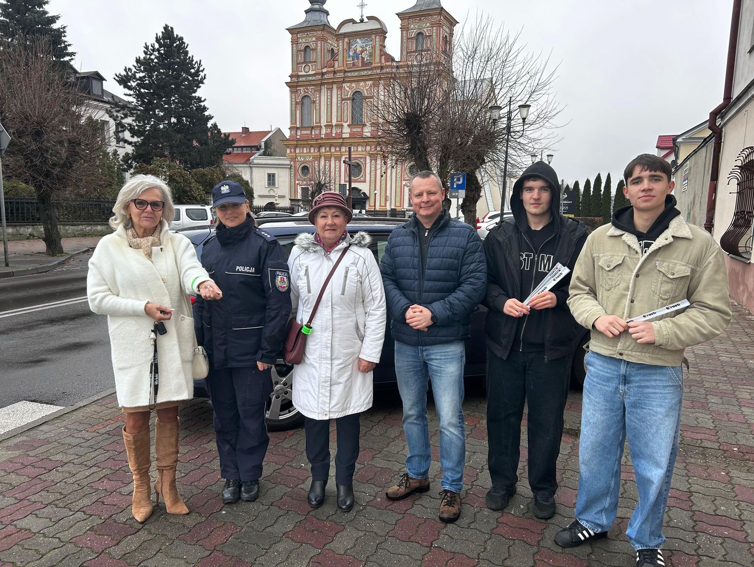 Krasnystaw. Odblaski w dłoń! Młodzież i policja uczą pieszych bezpieczeństwa