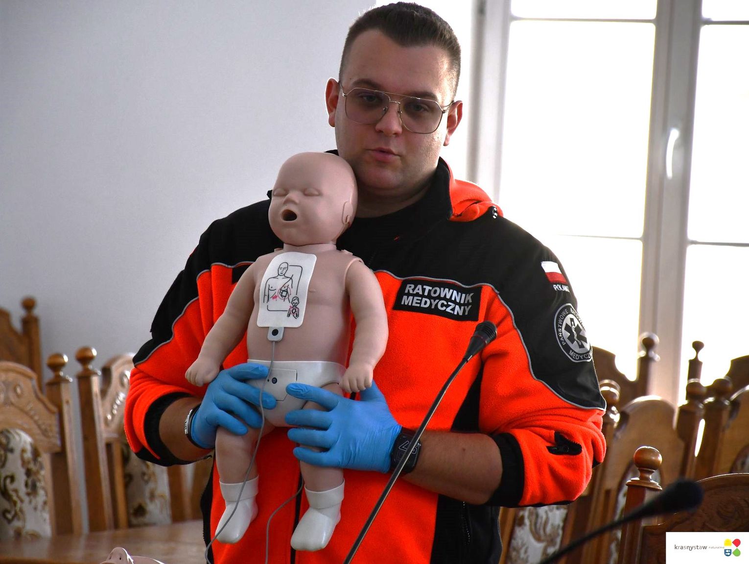 Świadek może uratować życie. W krasnostawskich urzędach już wiedzą, jak działa defibrylator