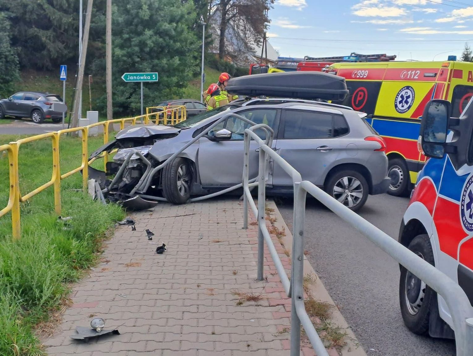 Peugeot uderzył w barierki, czteroosobowa rodzina w szpitalu