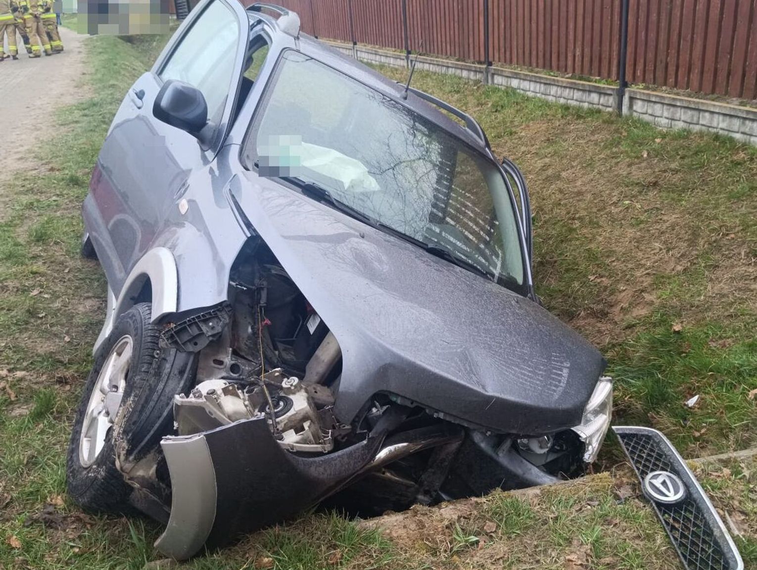 Daihatsu roztrzaskane o przepust. Ciężko ranny senior walczy o zdrowie w szpitalu