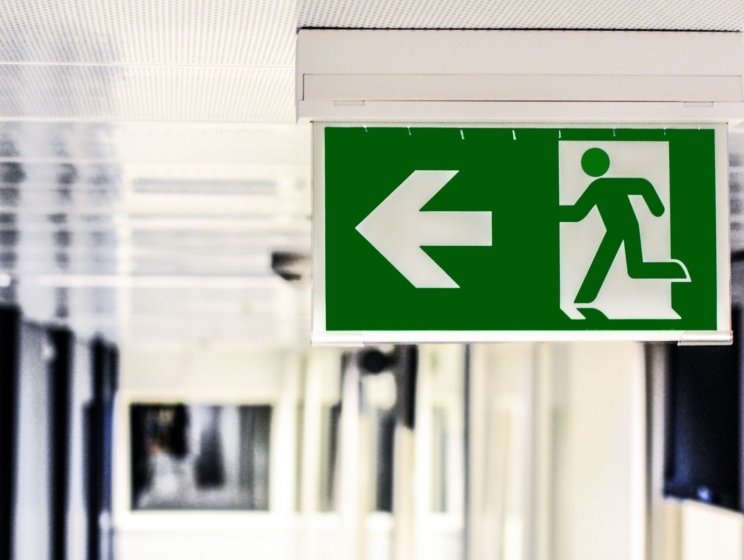 Ktoś paraliżuje pracę urzędów w regionie. Służby postawione na nogi