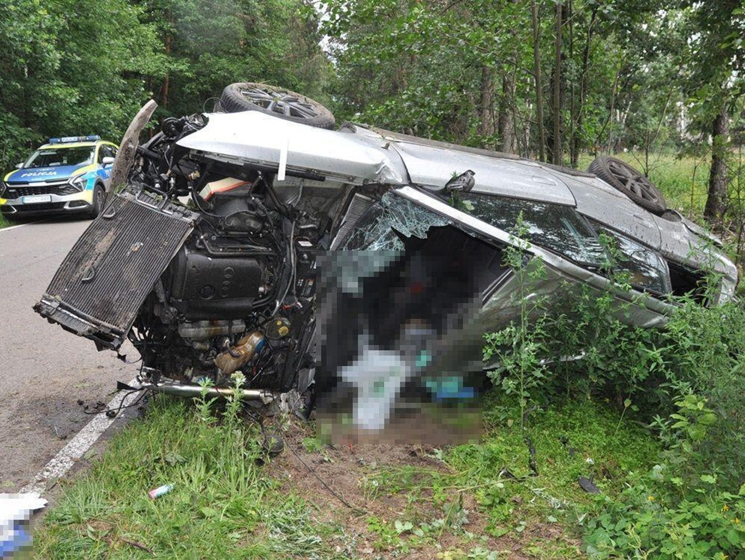 Audi uderzyło w drzewo. 31-latka wypadła z auta. Zmarła w szpitalu