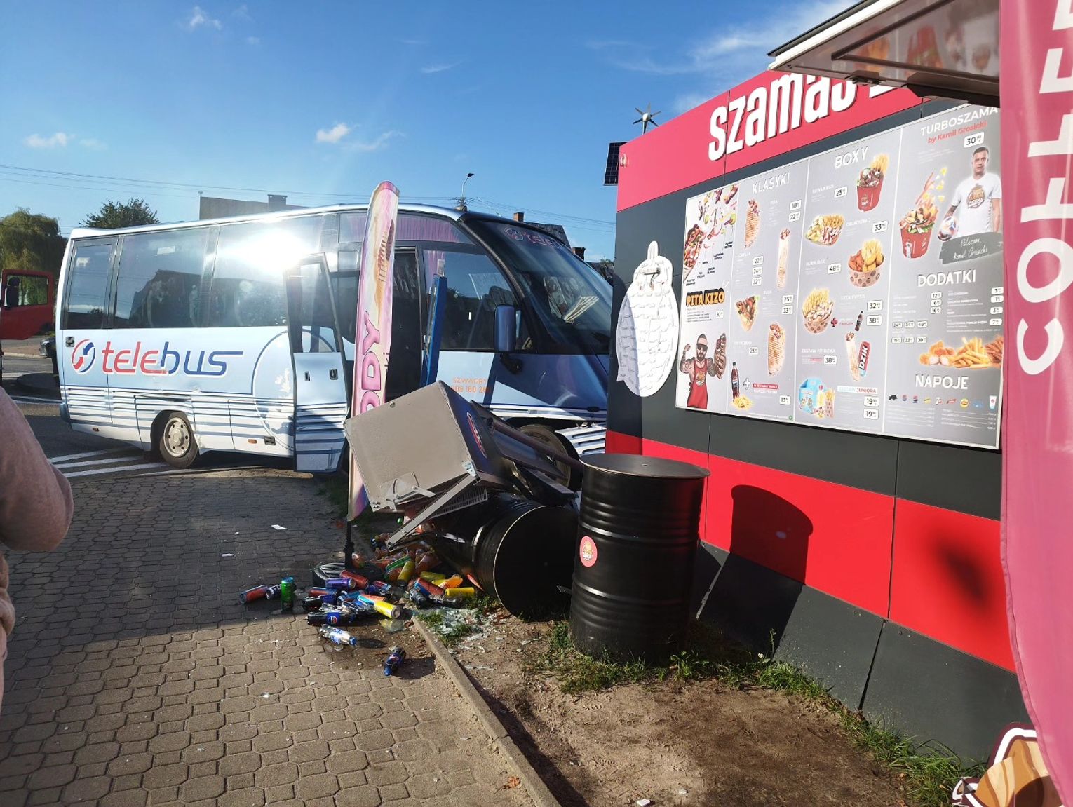 Autobus wjechał w budkę z kebabem [ZDJĘCIA]