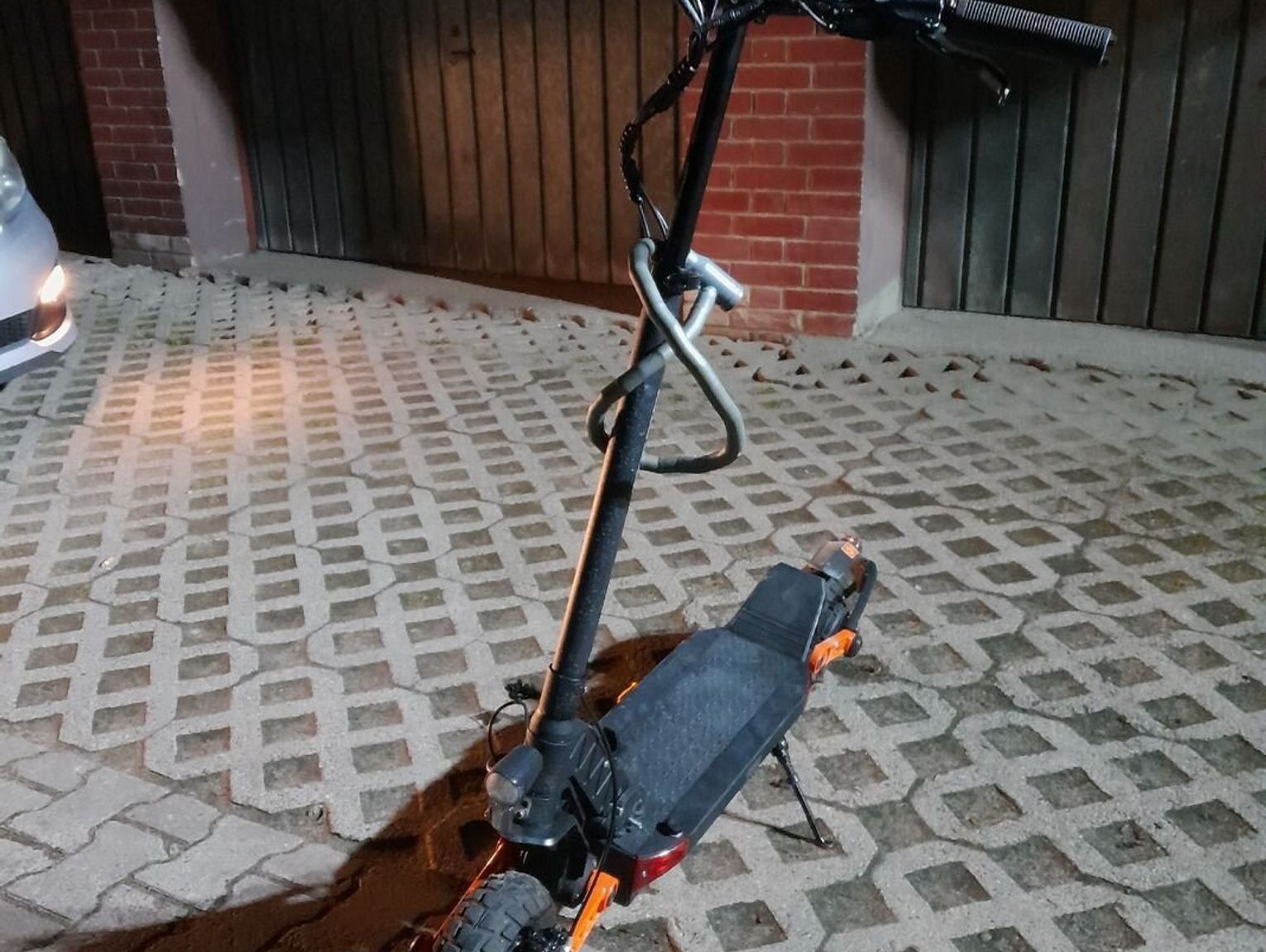 Lubelskie. Śmiertelny wypadek na hulajnodze na osiedlowej drodze. Nie żyje 26-letnia kobieta