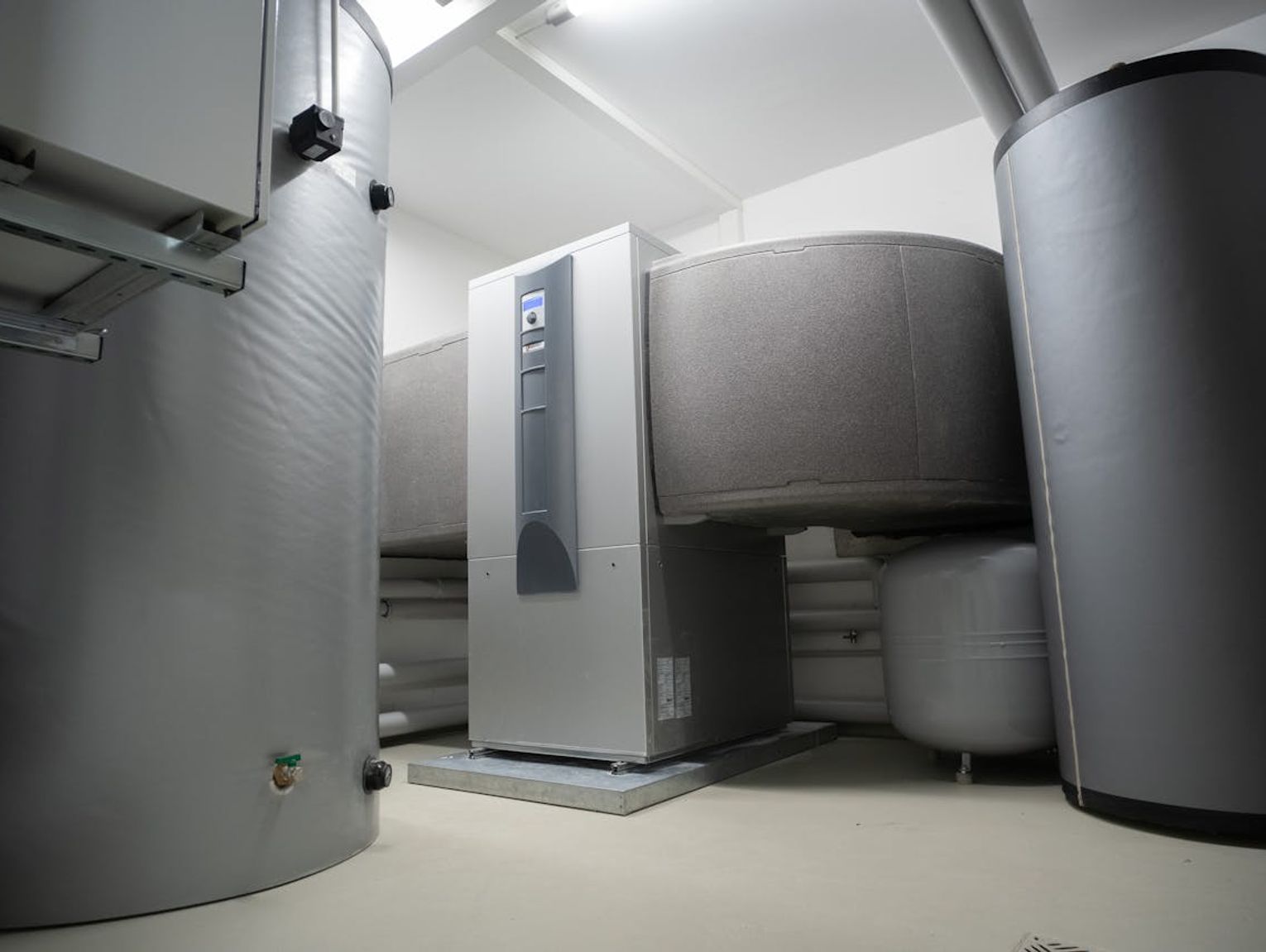 Mała kotłownia, wielka moc – jak wybrać kompaktowy kocioł na biomasę do niewielkiego domu?