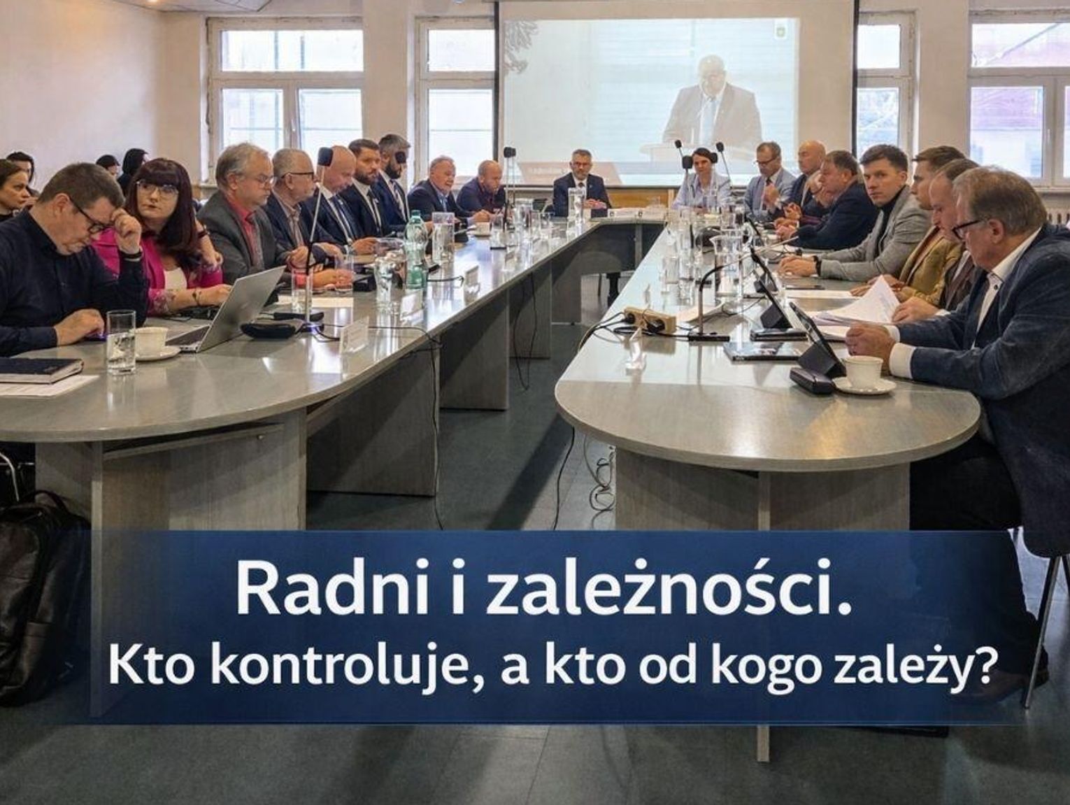 Między legalnością a konfliktem interesów. Czy radni powinni być zależni od władzy, którą kontrolują?