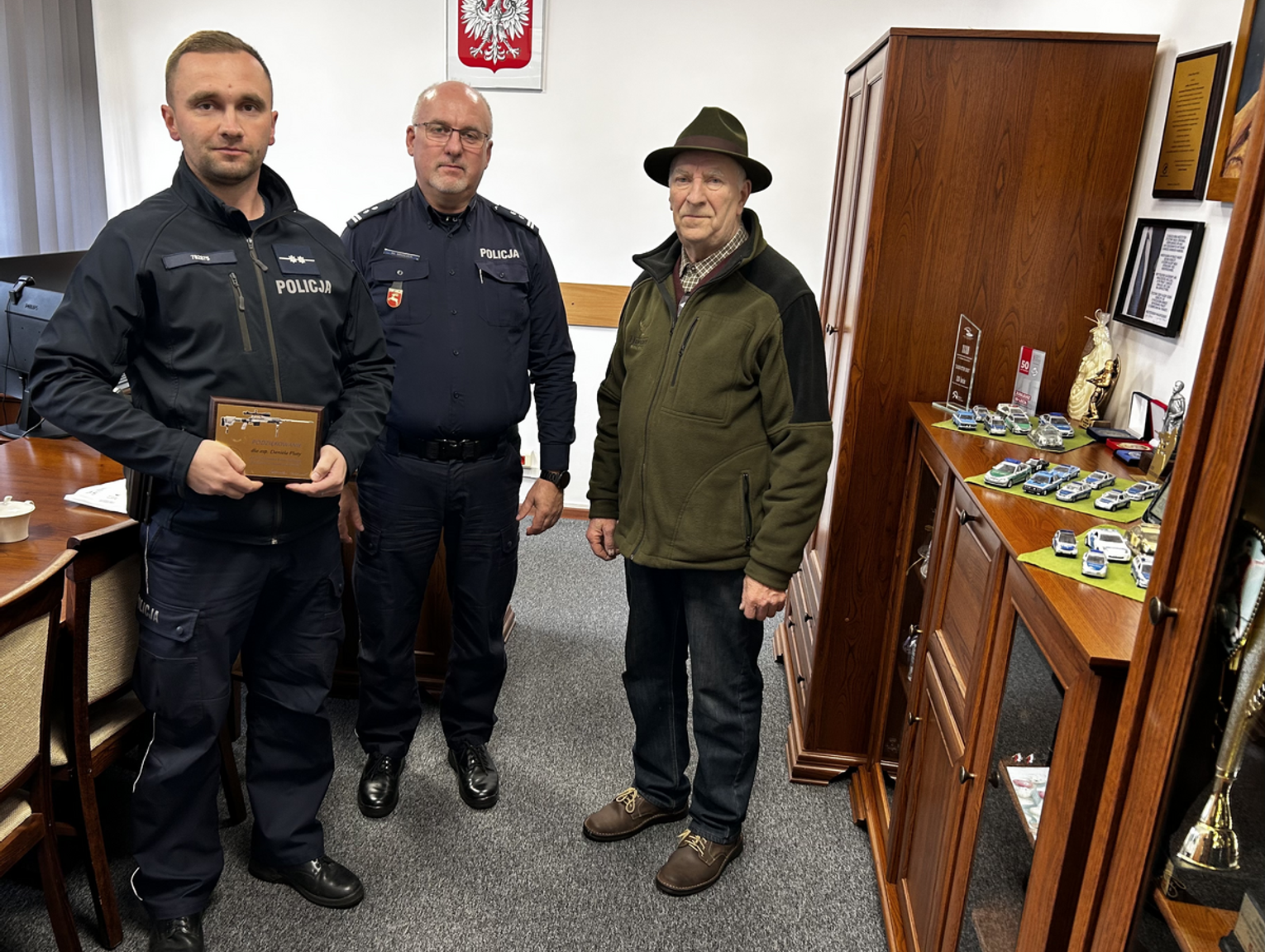 Mieszkaniec Krasnegostawu złożył nietypowe podziękowania dzielnicowemu. Wręczył mu pamiątkową tabliczkę