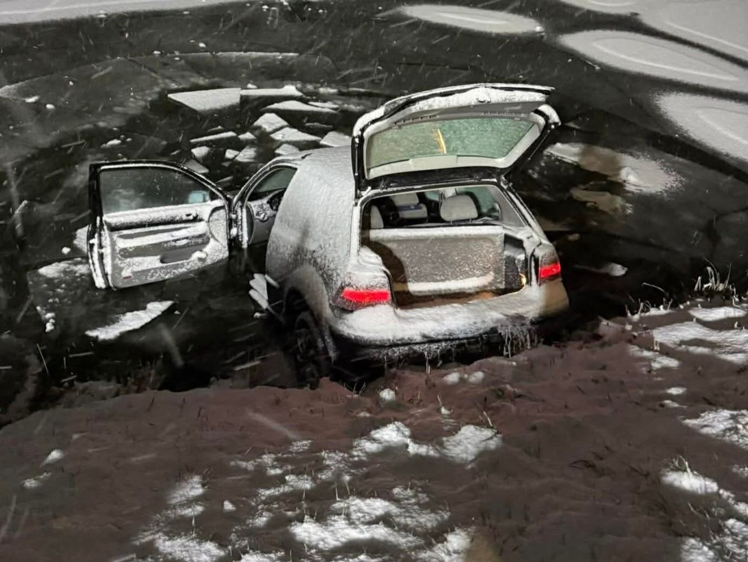 Młodzi kierowcy przeszarżowali. Jedno z aut wylądowało w stawie [ZDJĘCIA]