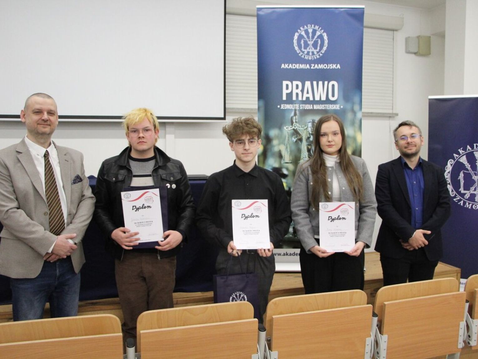 Młodzi znawcy Konstytucji na podium. Sukces uczniów z powiatu krasnostawskiego