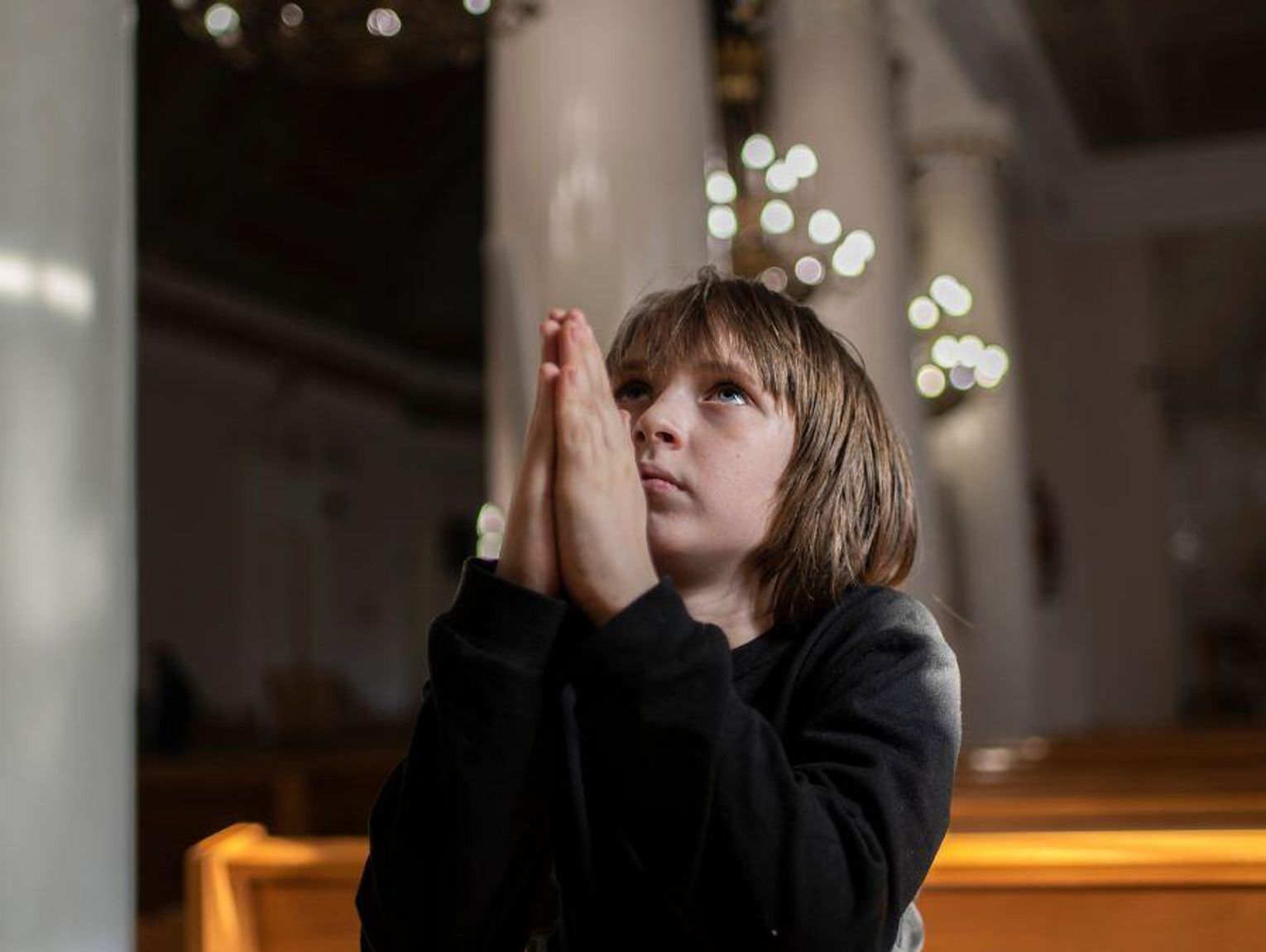 Mniej księży, więcej osób przyjmuje komunię. Są najnowsze dane