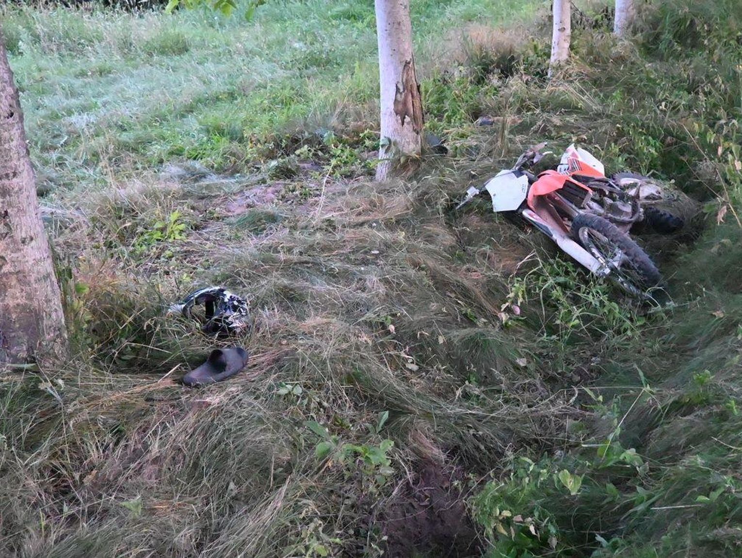 Motocyklista uderzył w drzewo. Był pijany i nie miał uprawnień do kierowania