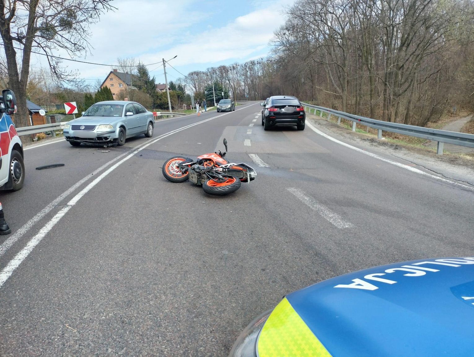 Motocyklista uderzył w samochód. Utrudnienia na DK-17 w Izbicy