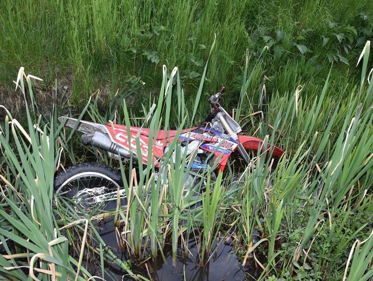 Motocyklista wpadł do rowu z wodą. Z obrażeniami zabrany do szpitala