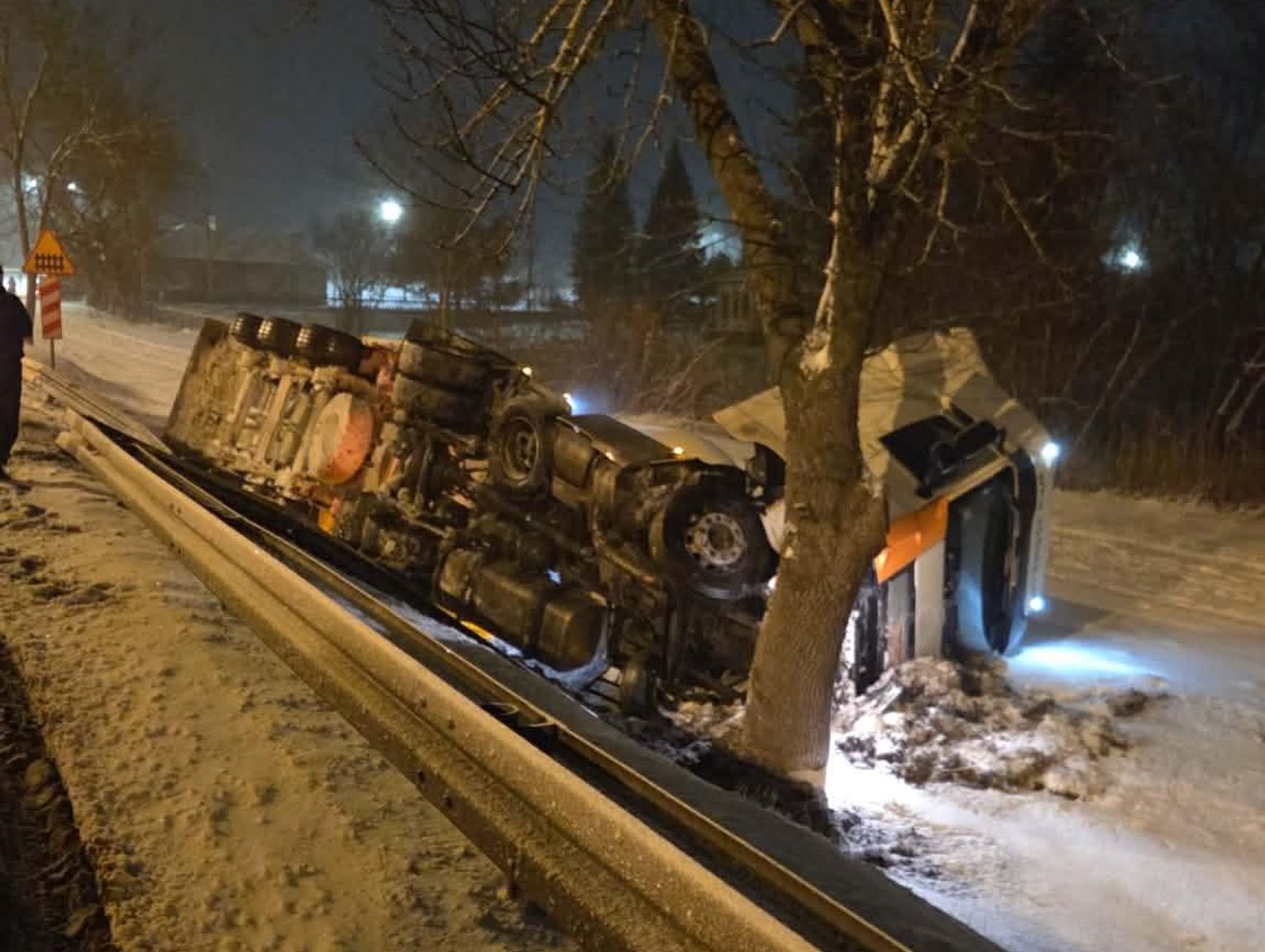 Osobówka zderzyła się z cysterną wypełnioną gazem [WIDEO, ZDJĘCIA]