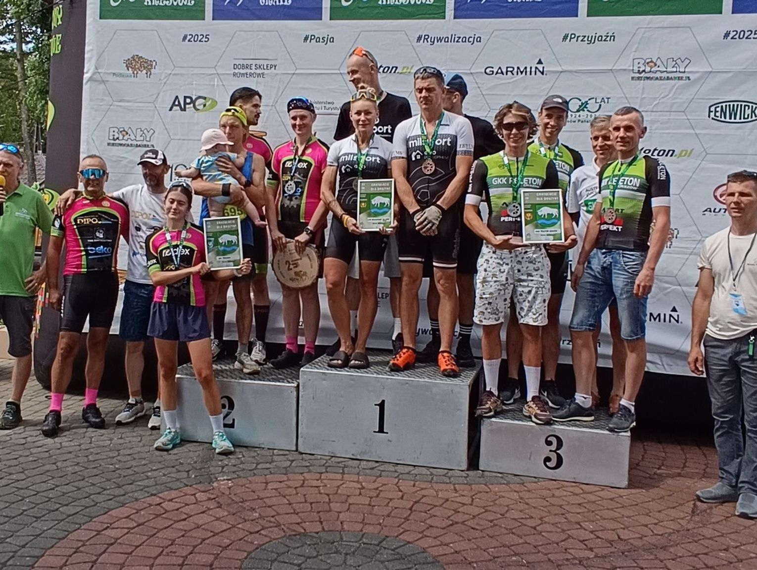 Nasi kolarze nie schodzą z podium