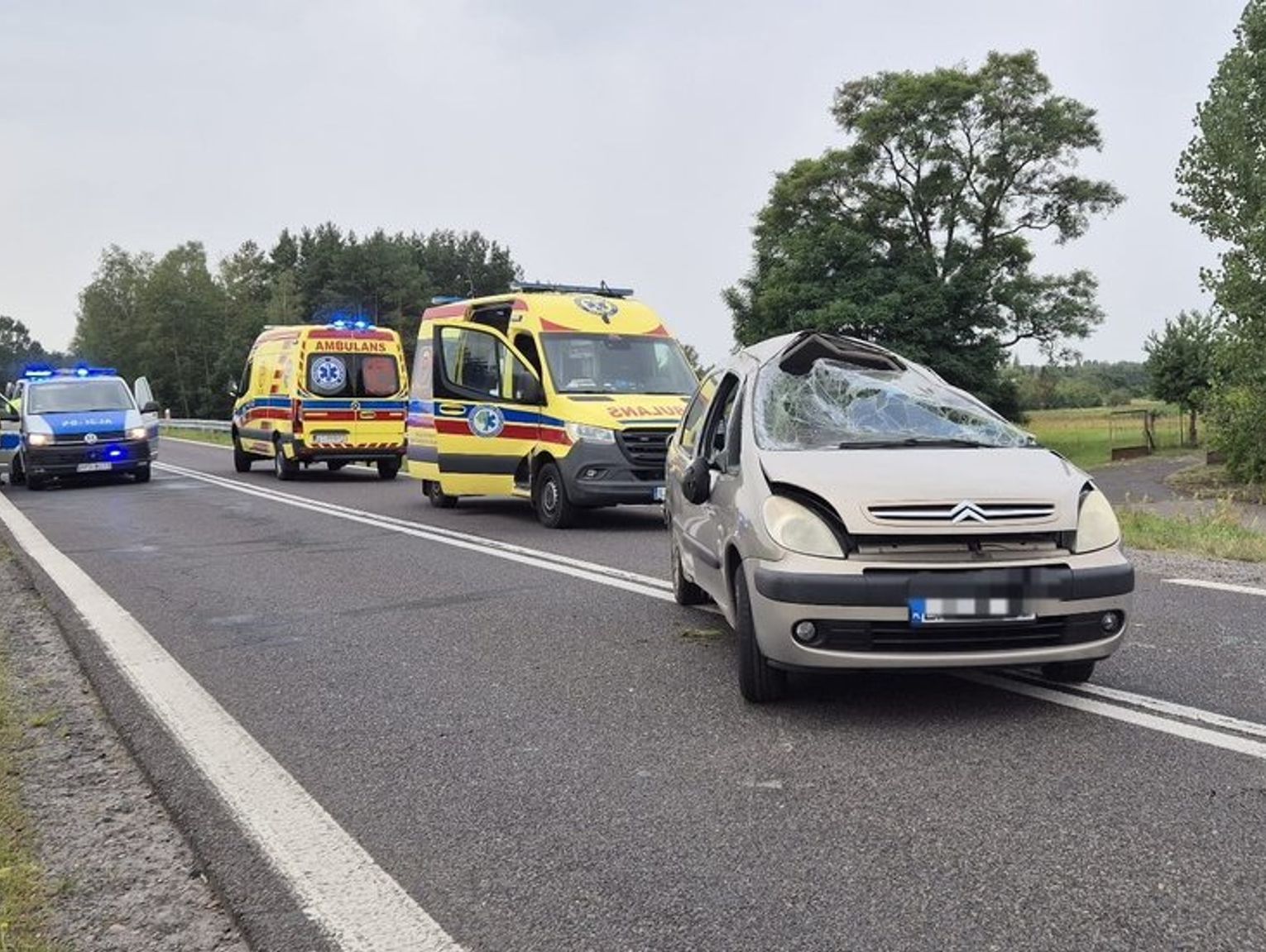 Niebezpieczne dachowanie w Kołaczach. Kierowca z mandatem i punktami karnymi