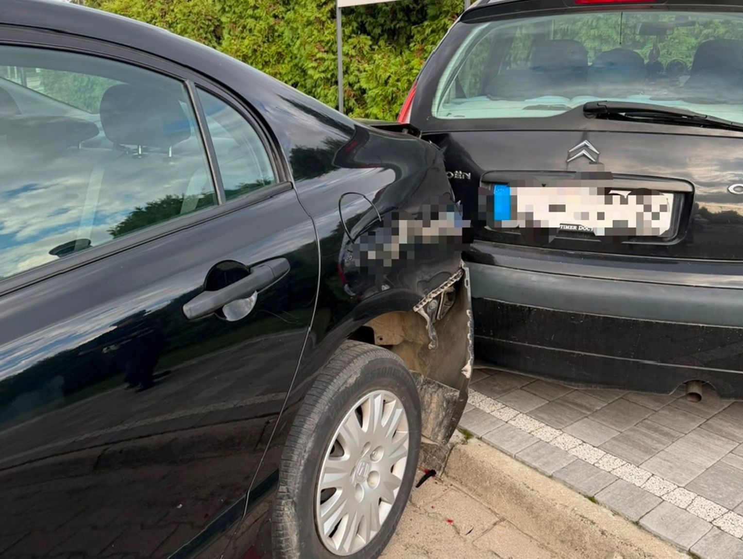 Nielegalna lekcja jazdy w Urszulinie. Nastolatka wjechała w zaparkowanego citroena