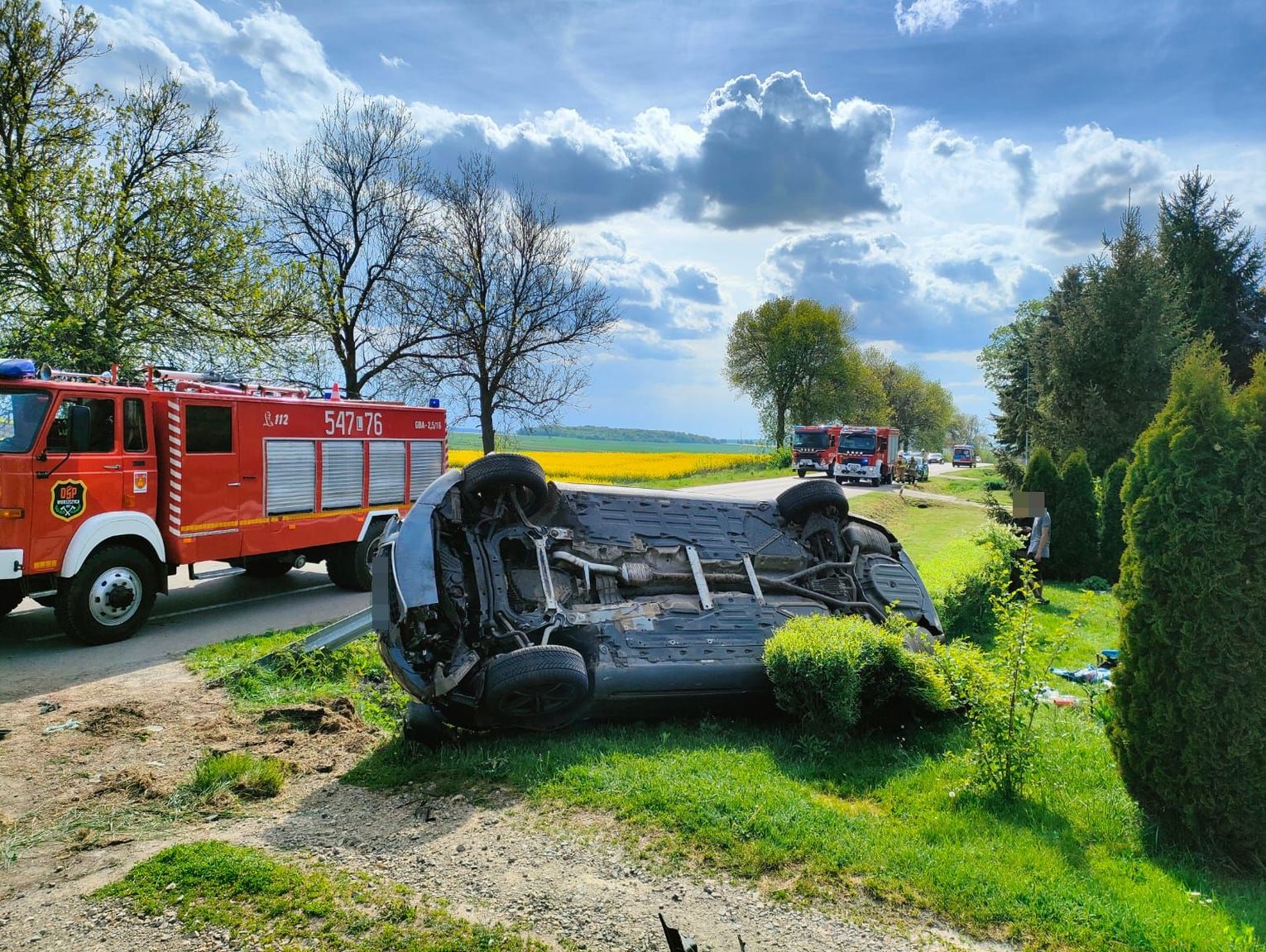 Nieprzytomny kierowca i troje pasażerów trafili do szpitala po dachowaniu Audi [ZDJĘCIA]