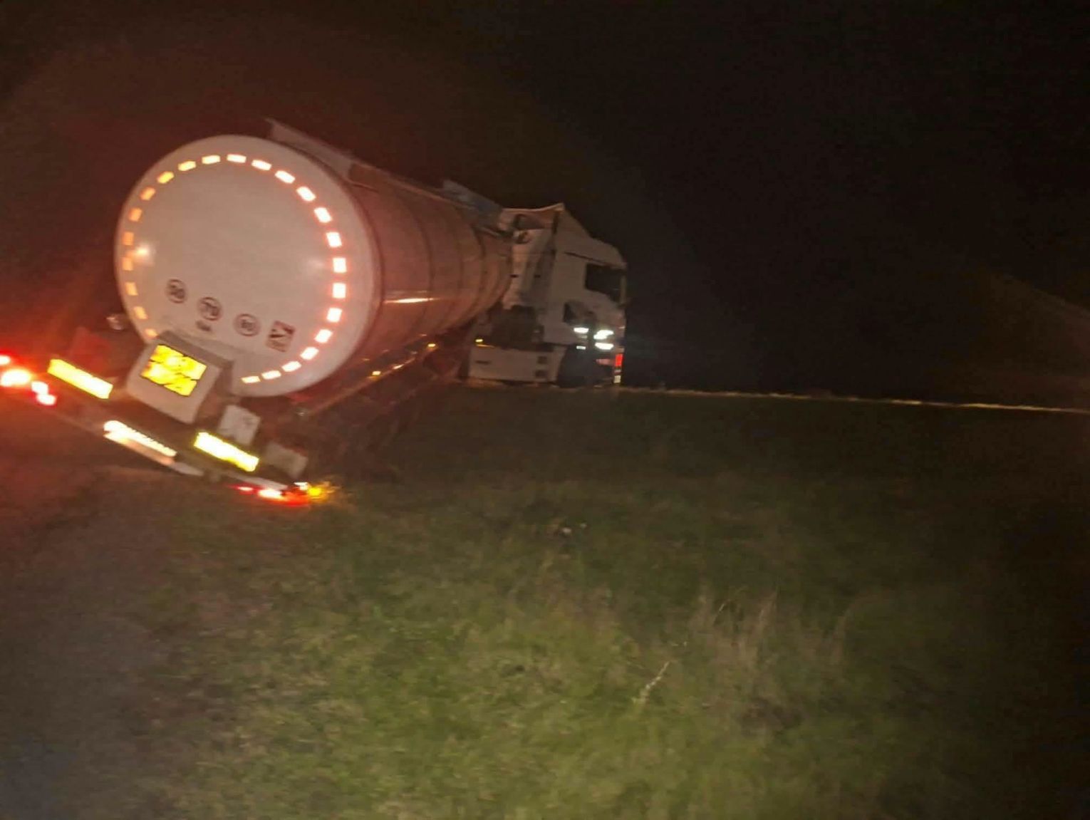 Nocna akcja w Hniszowie. Cysterna zjechała do rowu i zablokowała drogę