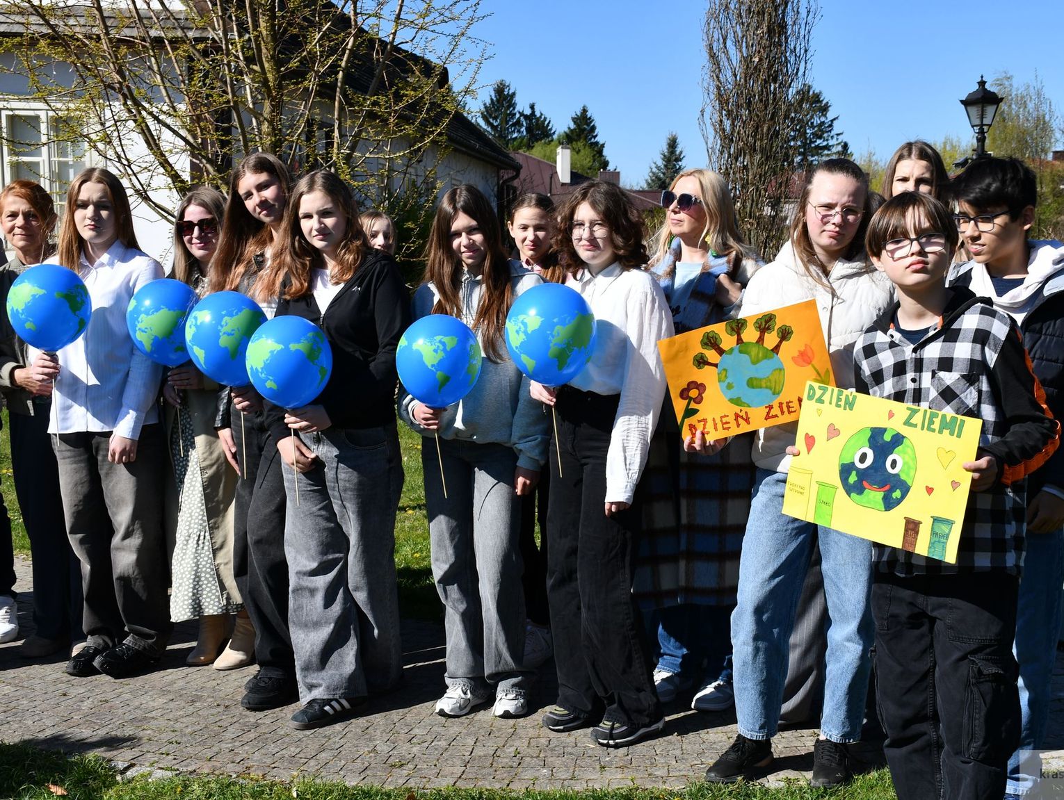 Nowe drzewo dla miasta. Uczniowie z Krasnegostawu świętowali Dzień Ziemi w praktyce [GALERIA ZDJĘĆ]