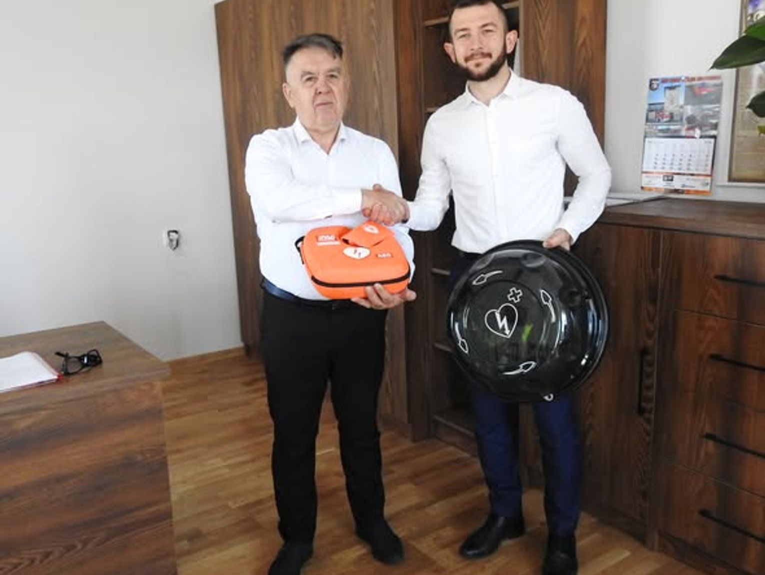 Nowy defibrylator AED w Izbicy. Urządzenie trafi do centrum miasta dzięki prywatnej inicjatywie