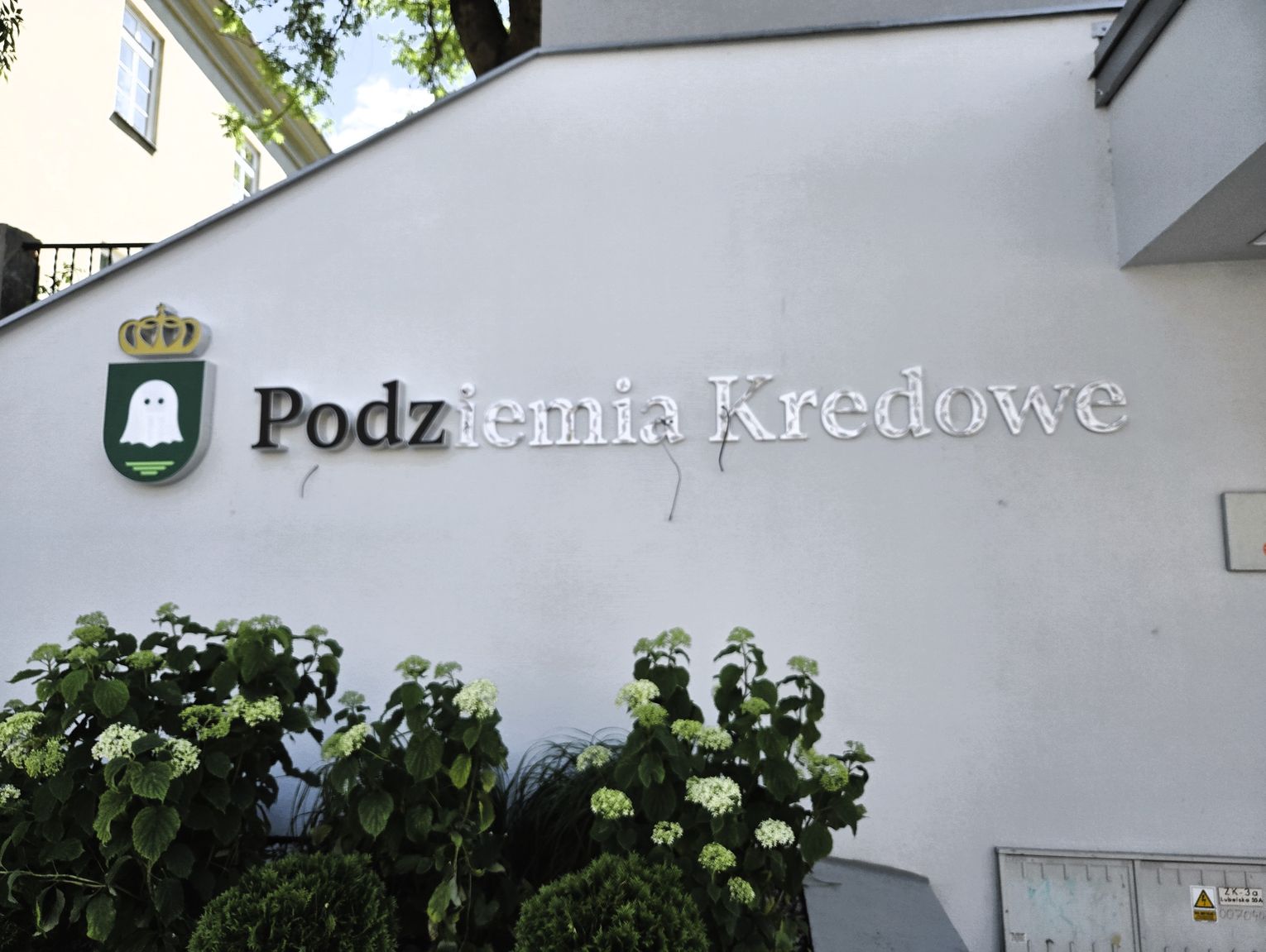 Nowy napis przy wejściu do Podziemi Kredowych jest już montowany. Kosztował ponad 15 tysięcy złotych