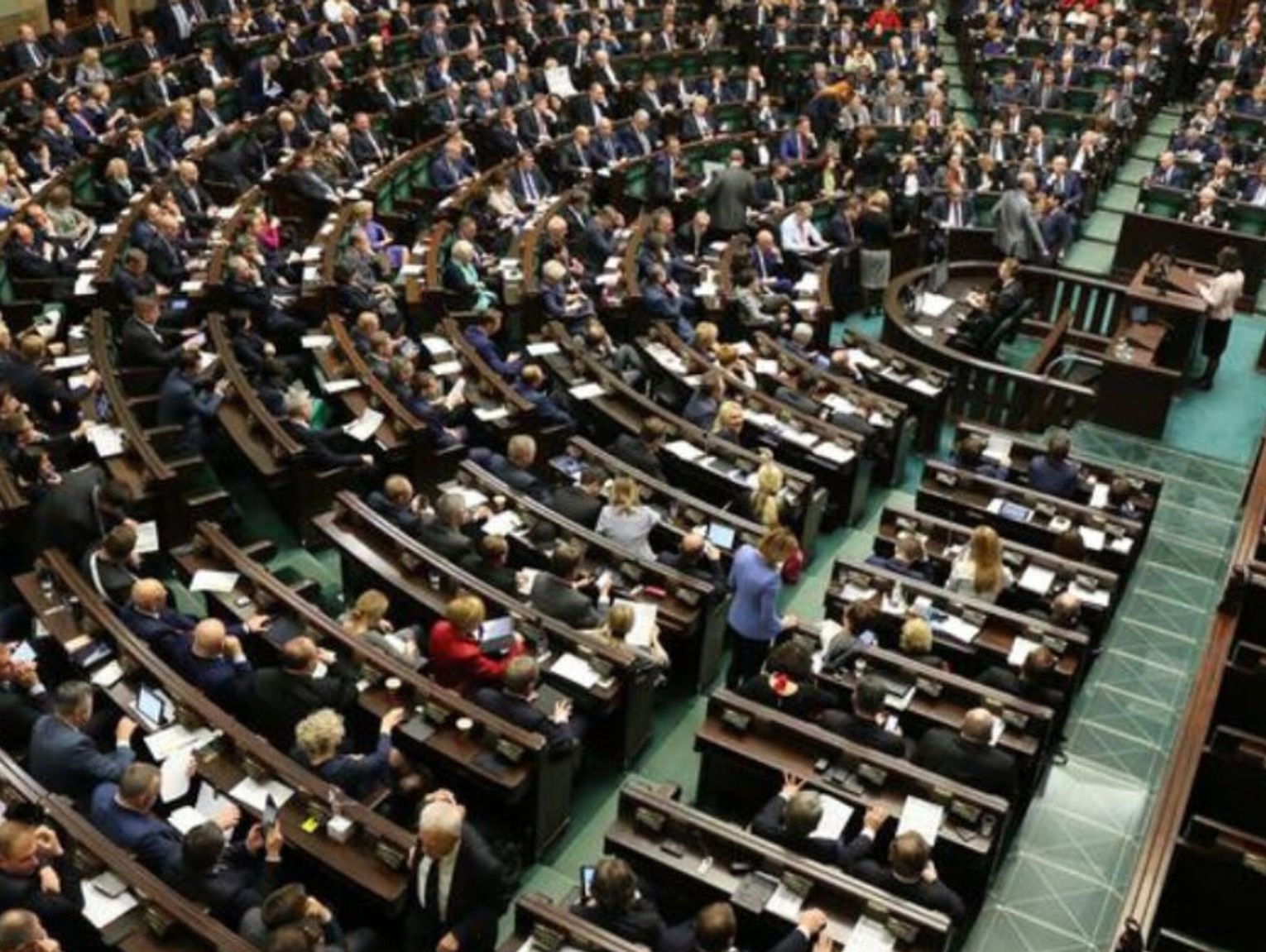 Nowy sondaż. KO na prowadzeniu, PiS depcze jej po piętach
