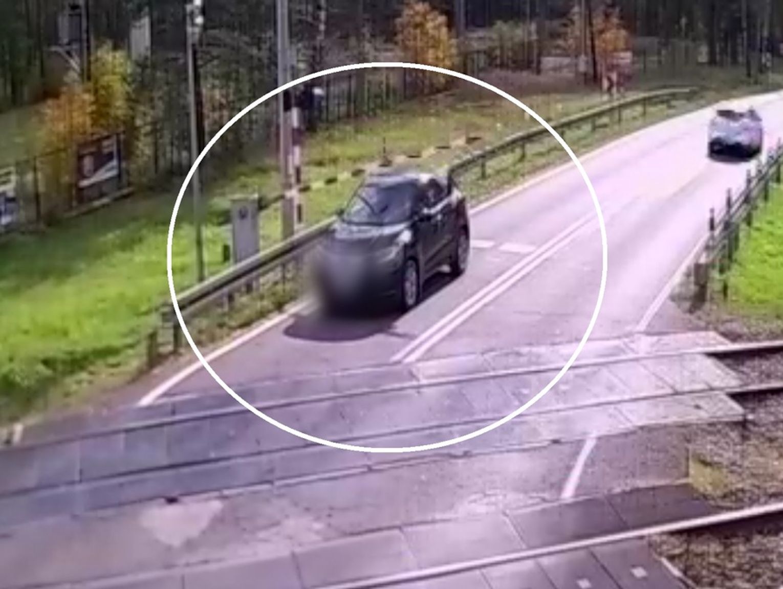O krok od tragedii na przejeździe kolejowym [VIDEO]