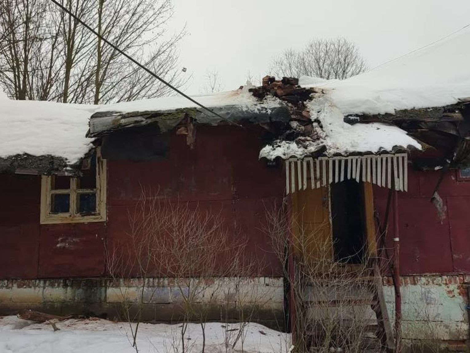 O krok od tragedii w Ostrzycy. Dach runął pod ciężarem śniegu [ZDJĘCIA]