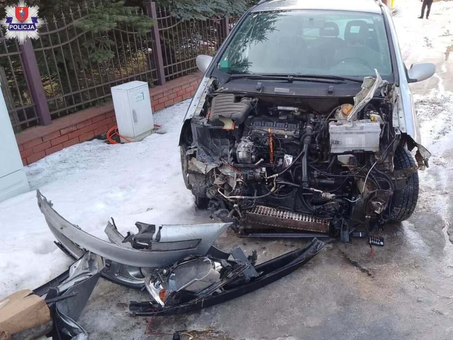 O krok od tragedii. Ford wjechał wprost pod pociąg do Hrubieszowa