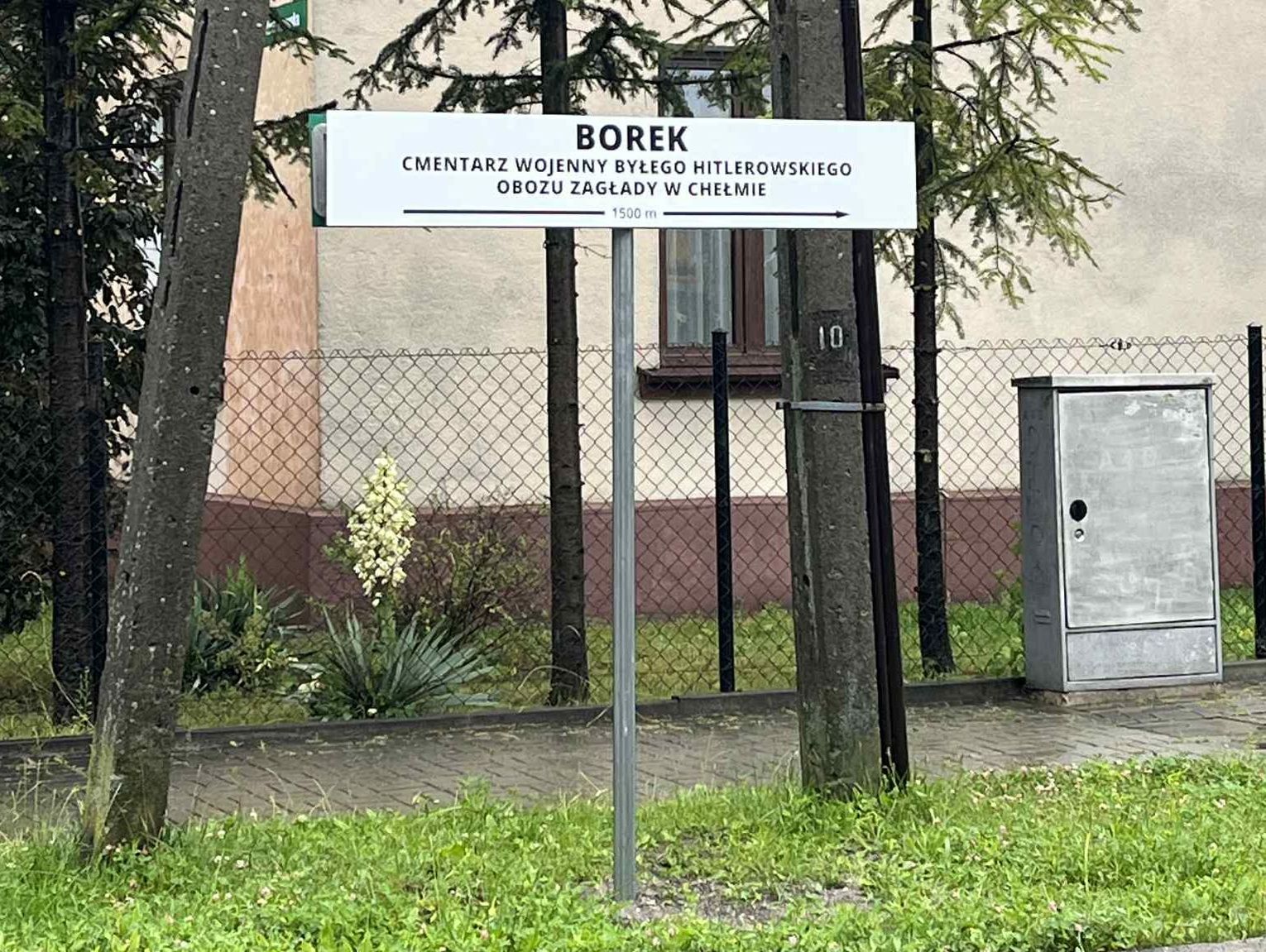 Chełm. Od lat obiecywana, w końcu wymieniona. Nowa tablica kierująca na cmentarz wojenny